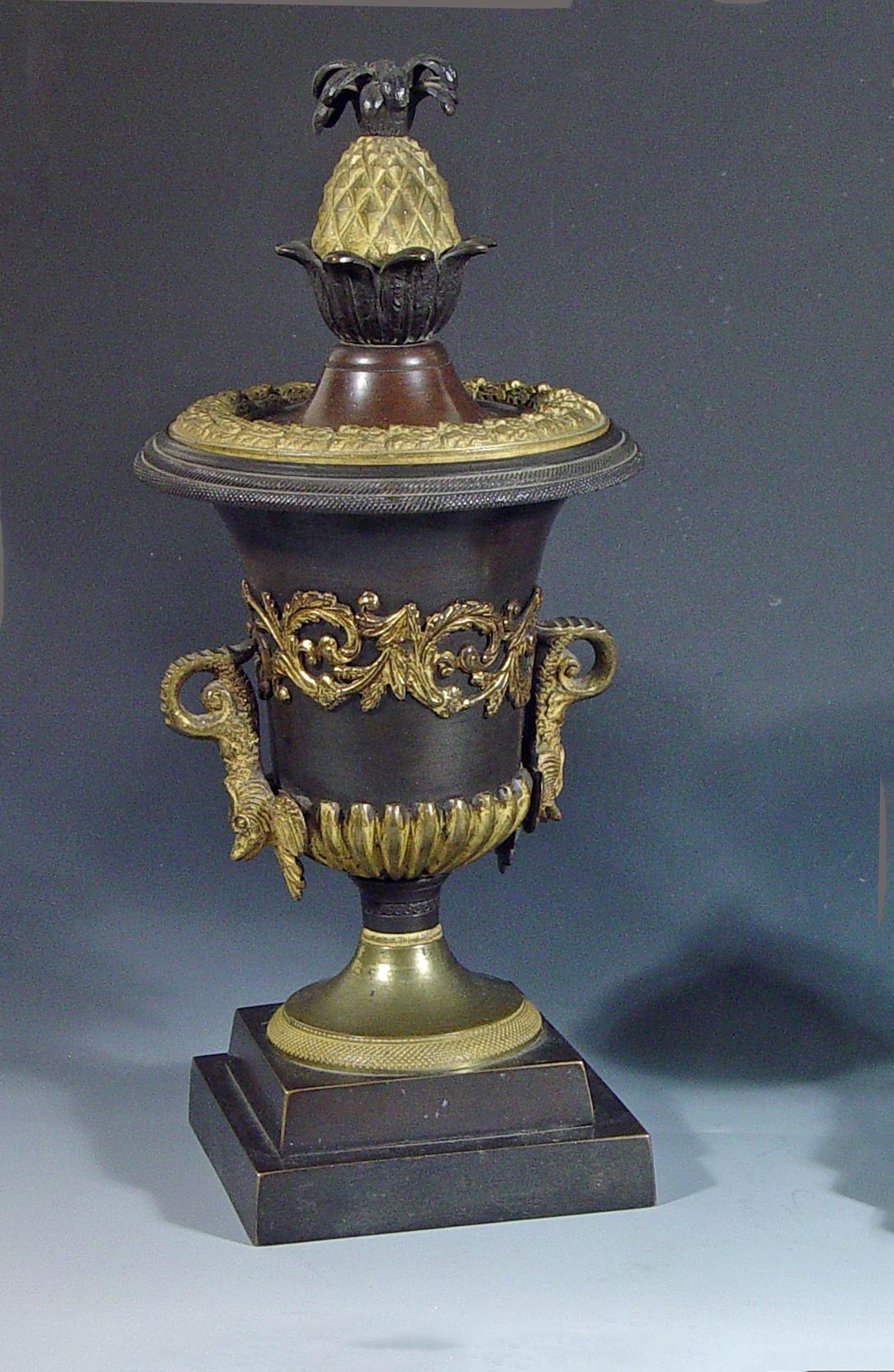 Regency Bronze- und Ormolu-Kerzenleuchter mit umkehrbaren Ananasaufsätzen (19. Jahrhundert) im Angebot