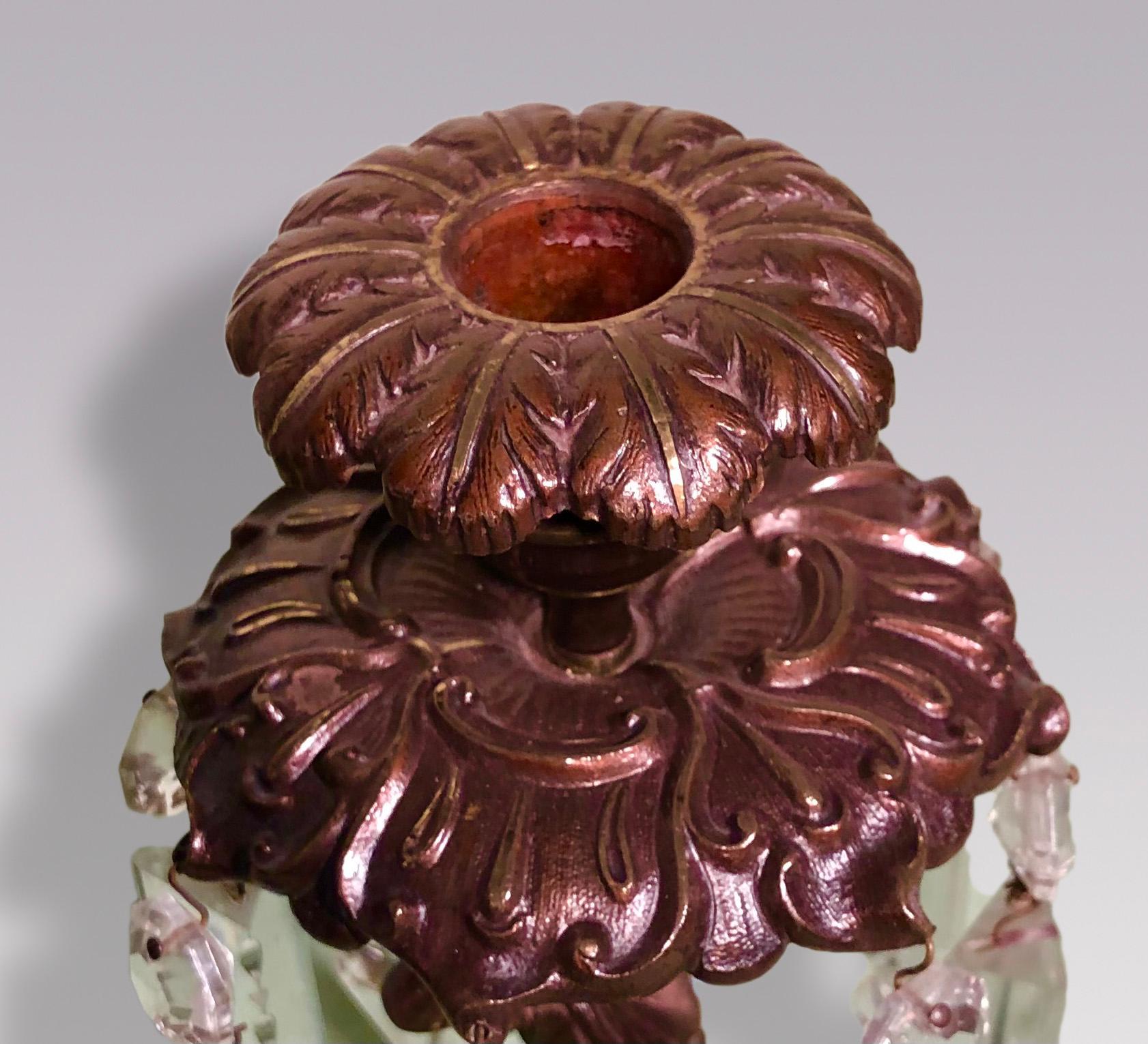 Ein feines Paar Bronze- und Ormolu-Lüsterleuchter aus dem frühen 19. Jahrhundert mit palmblattverzierten Leuchtern und gedrechselten Düsen über kunstvollen floralen Baldachinen, die von klassischen Frauenstielen getragen werden und auf runden,