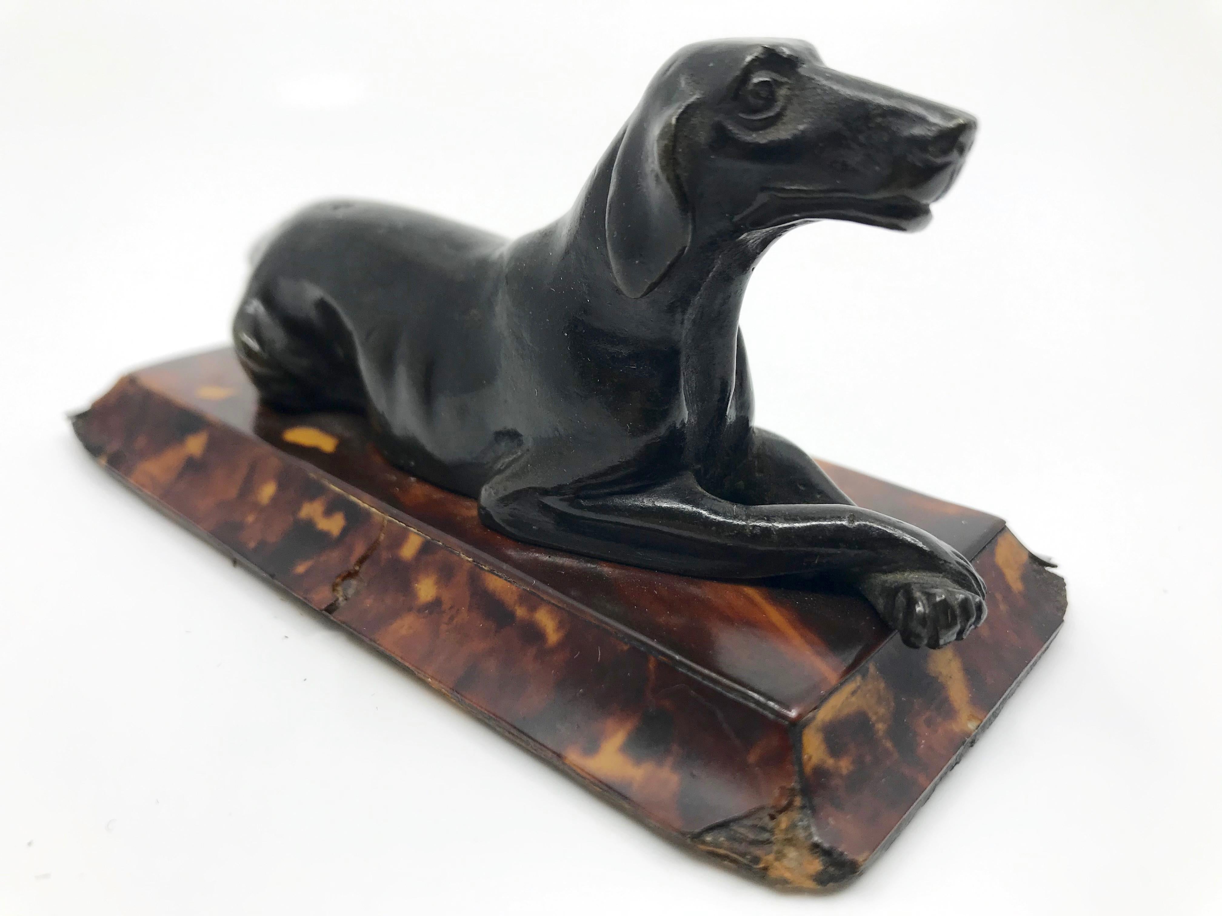 Anglais Sculpture de chien de chasse en bronze de style Regency sur socle en écaille en vente