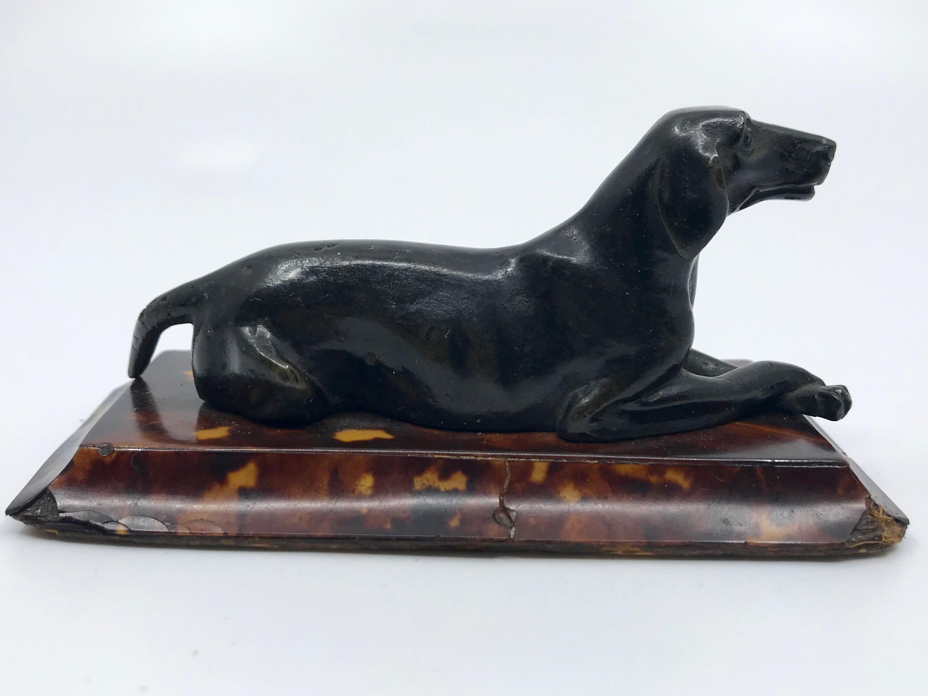 Sculpture de chien de chasse en bronze de style Regency sur socle en écaille en vente 1
