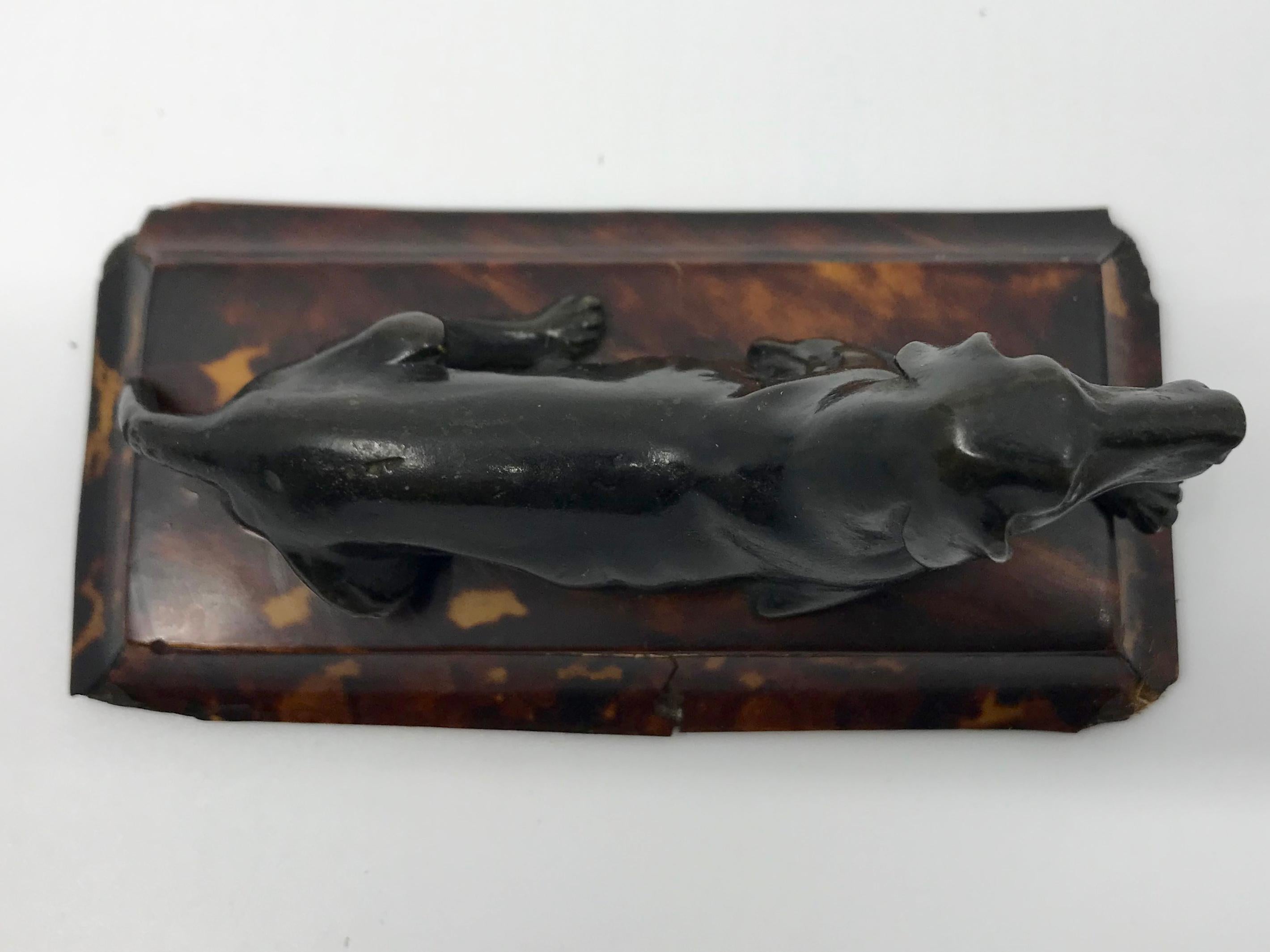 Sculpture de chien de chasse en bronze de style Regency sur socle en écaille en vente 2