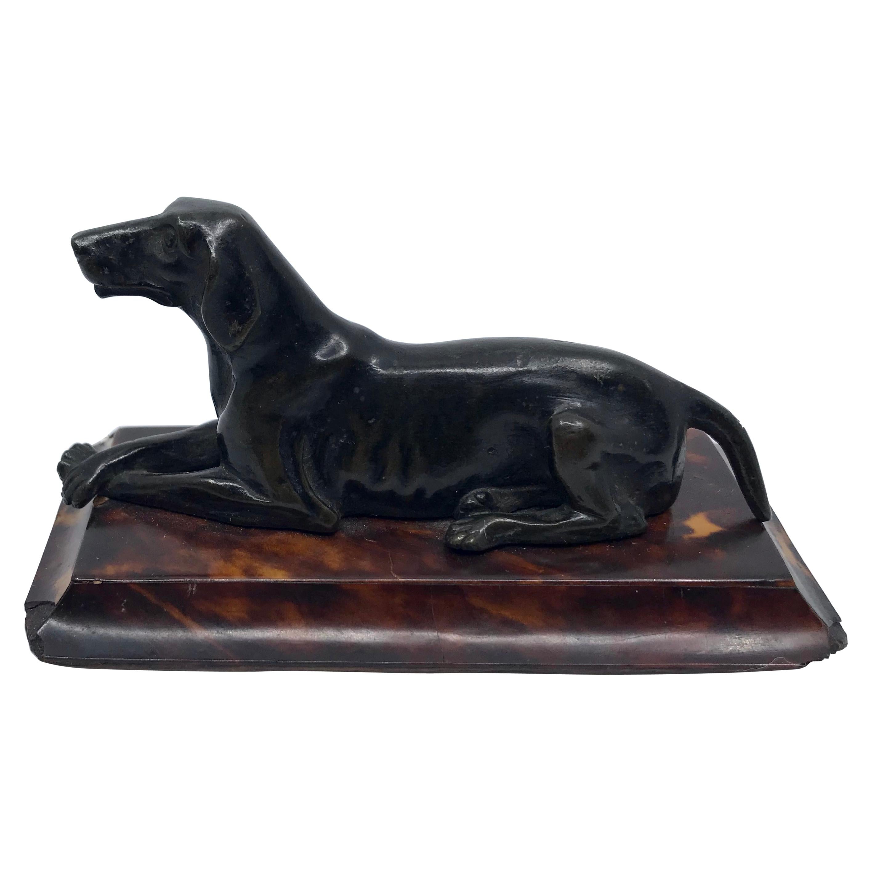 Sculpture de chien de chasse en bronze de style Regency sur socle en écaille