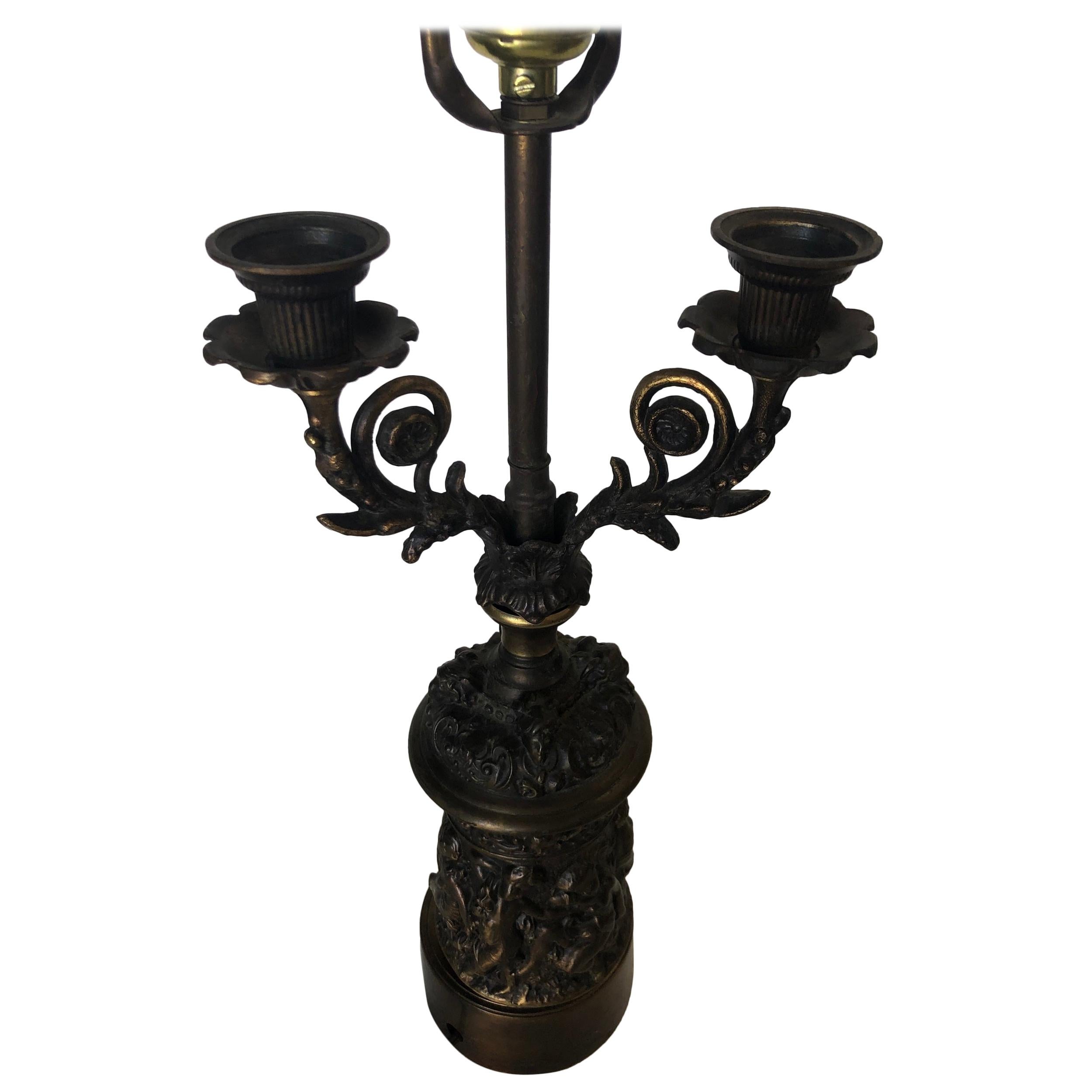 Lampe de bureau Regency en bronze patiné avec chérubin et candélabre