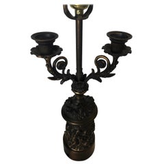 Lampe de bureau Regency en bronze patiné avec chérubin et candélabre