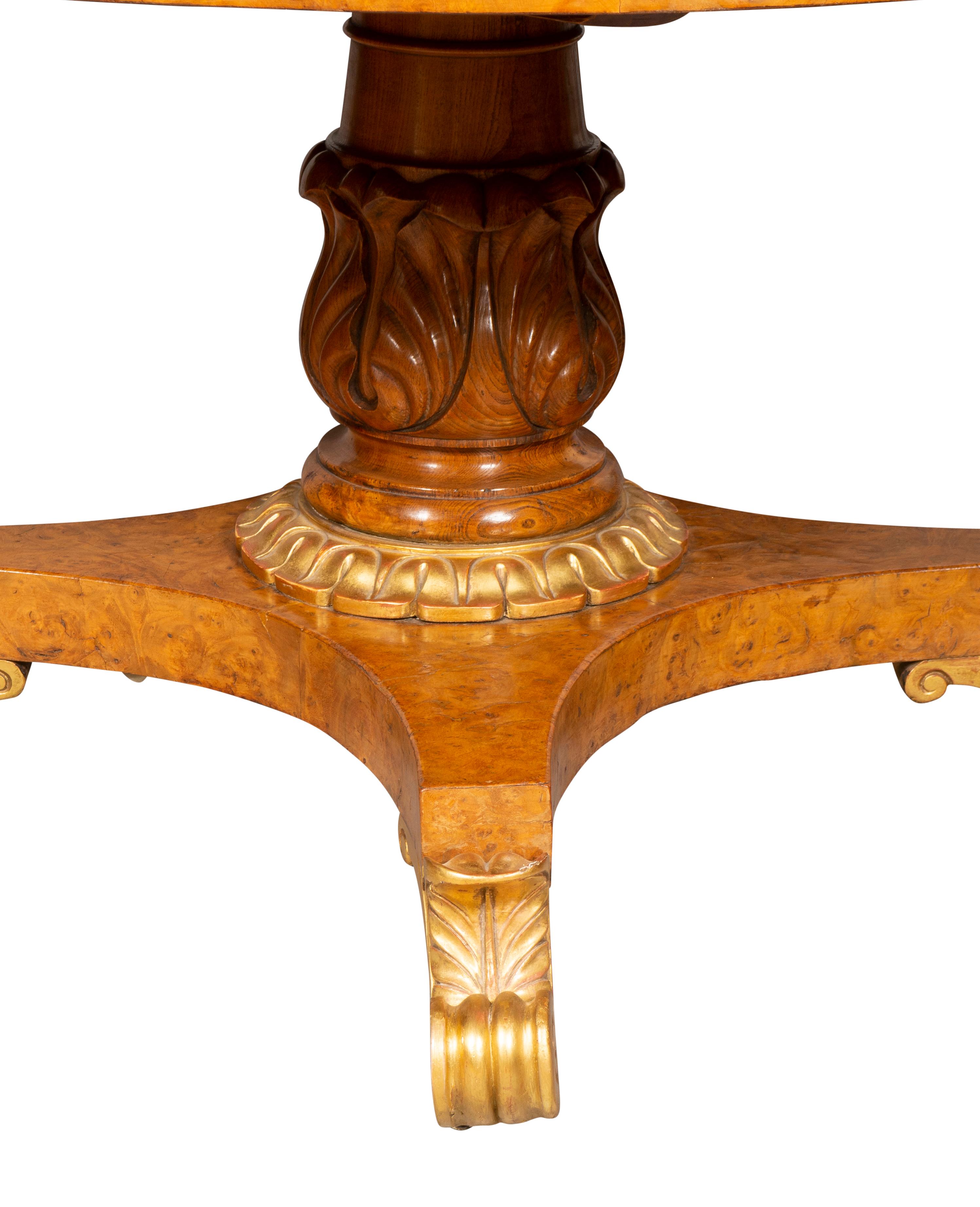Table centrale Regency en loupe d'orme et bois doré en vente 5