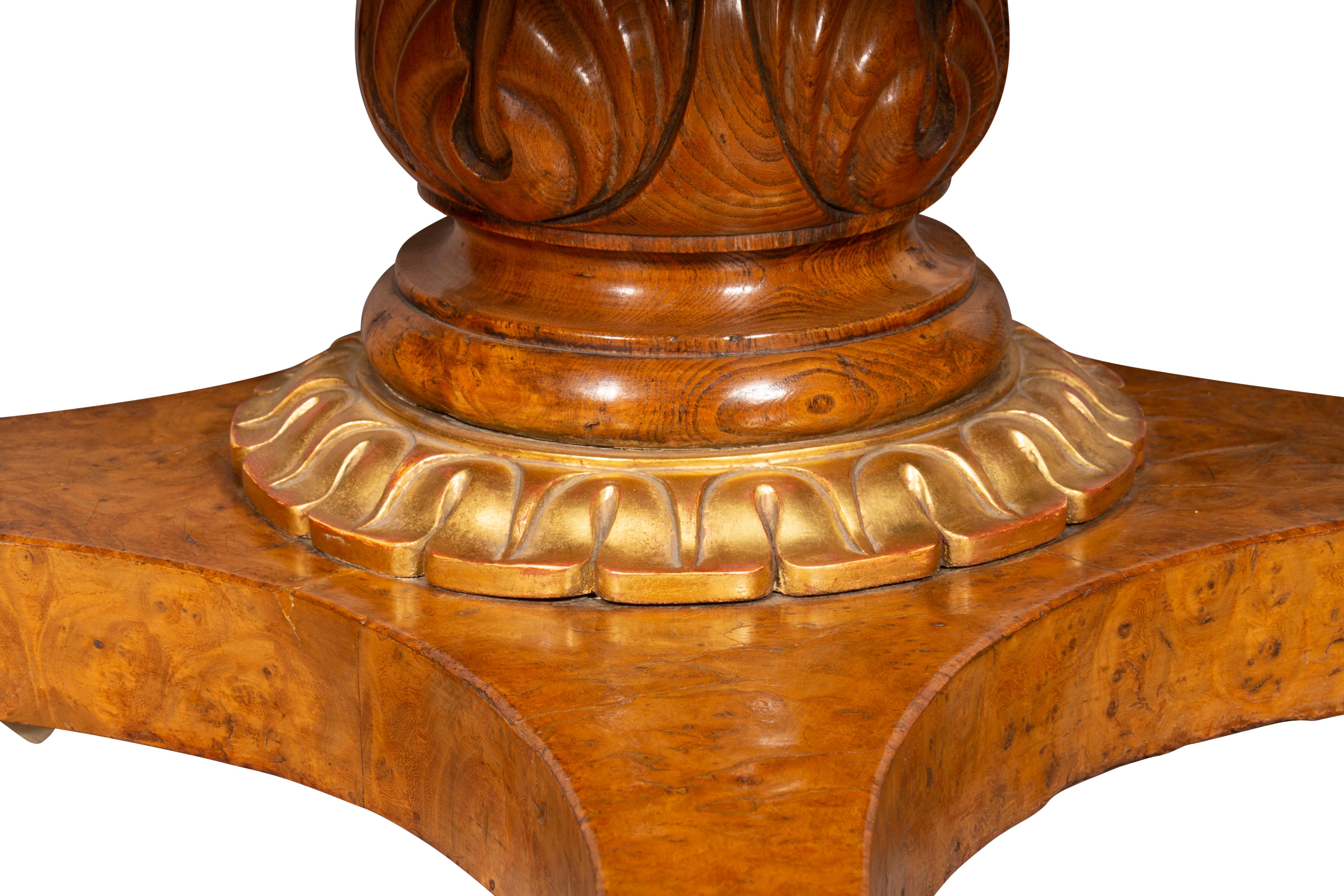 Table centrale Regency en loupe d'orme et bois doré en vente 8