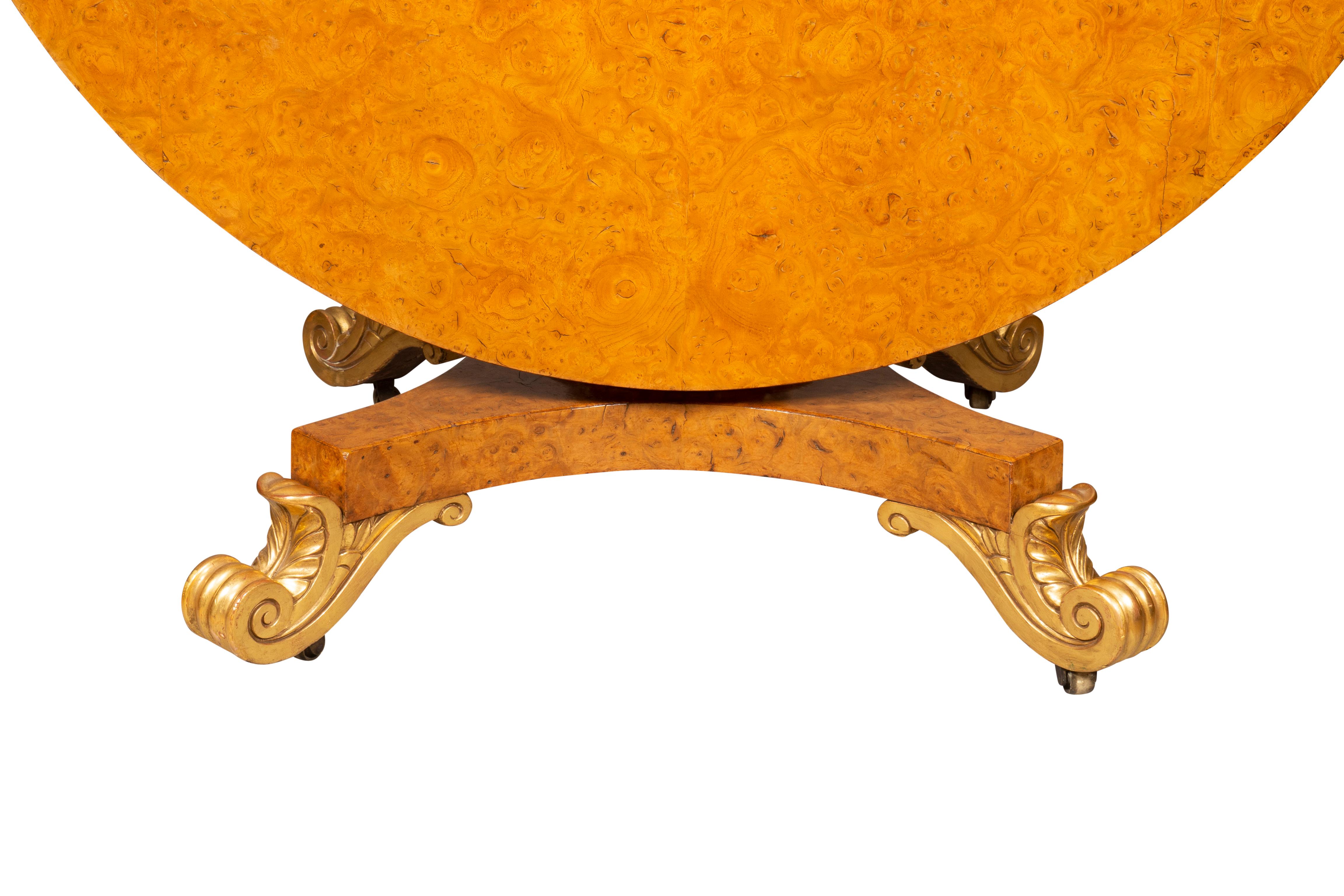 Table centrale Regency en loupe d'orme et bois doré en vente 11