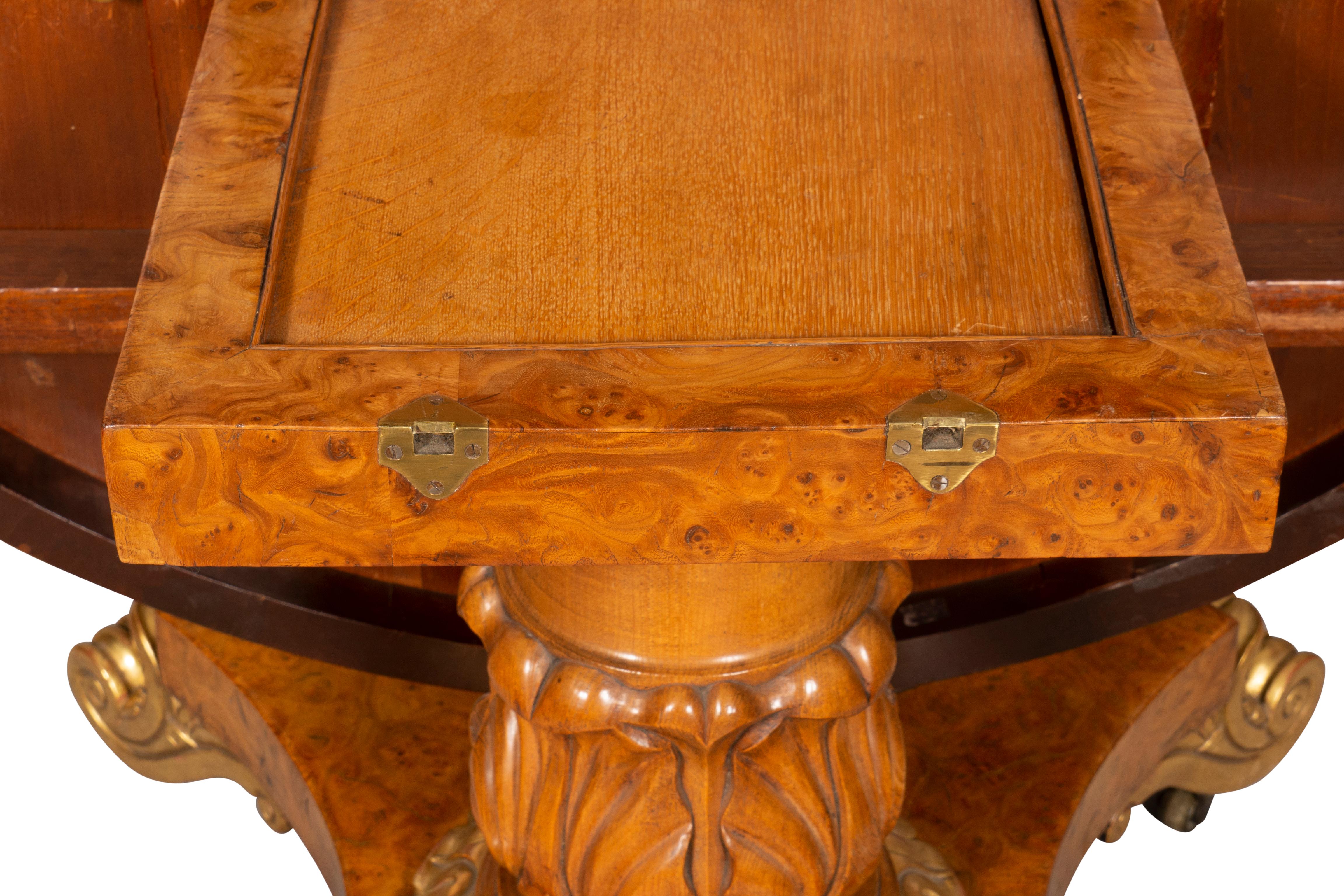 Table centrale Regency en loupe d'orme et bois doré en vente 14