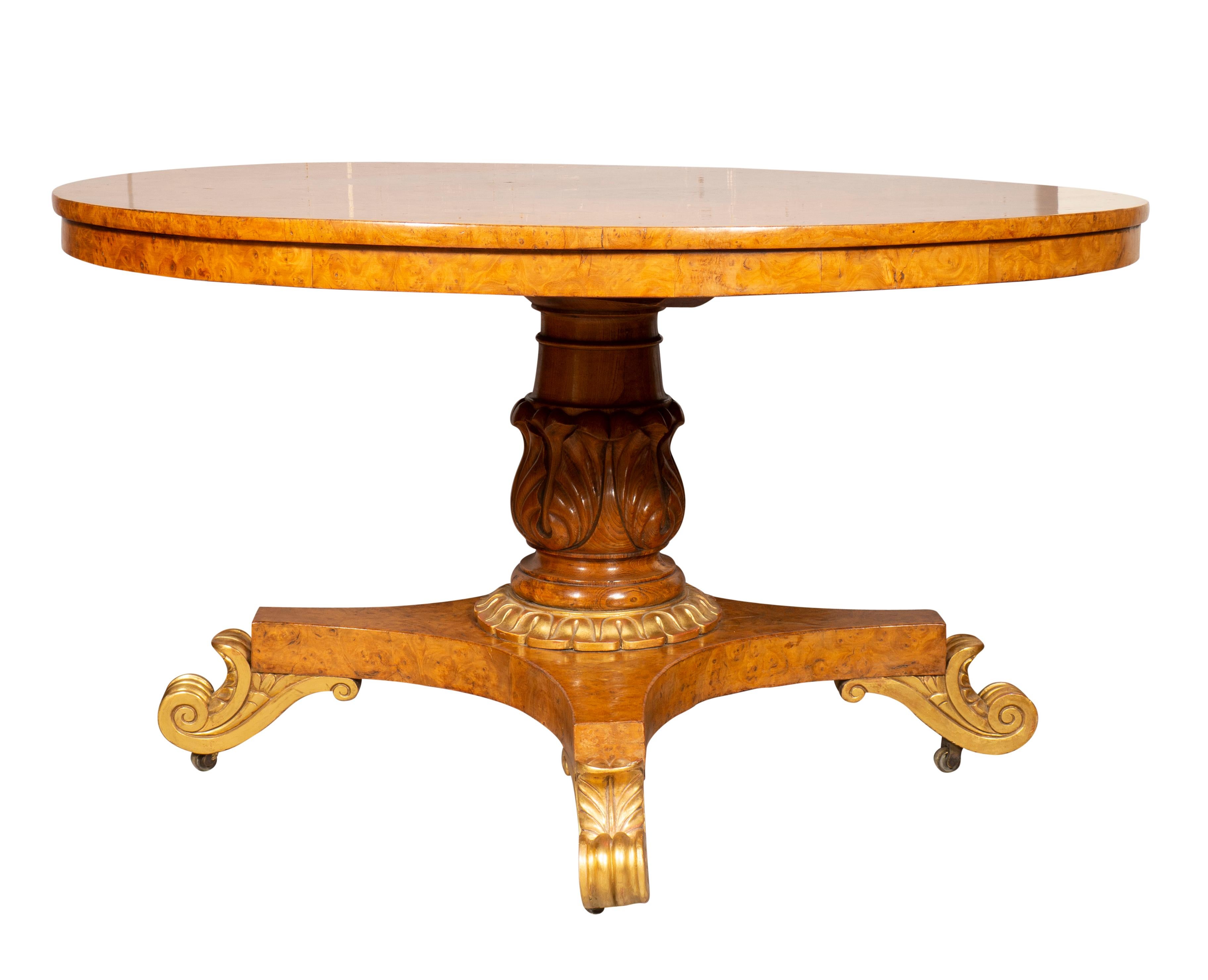 Anglais Table centrale Regency en loupe d'orme et bois doré en vente
