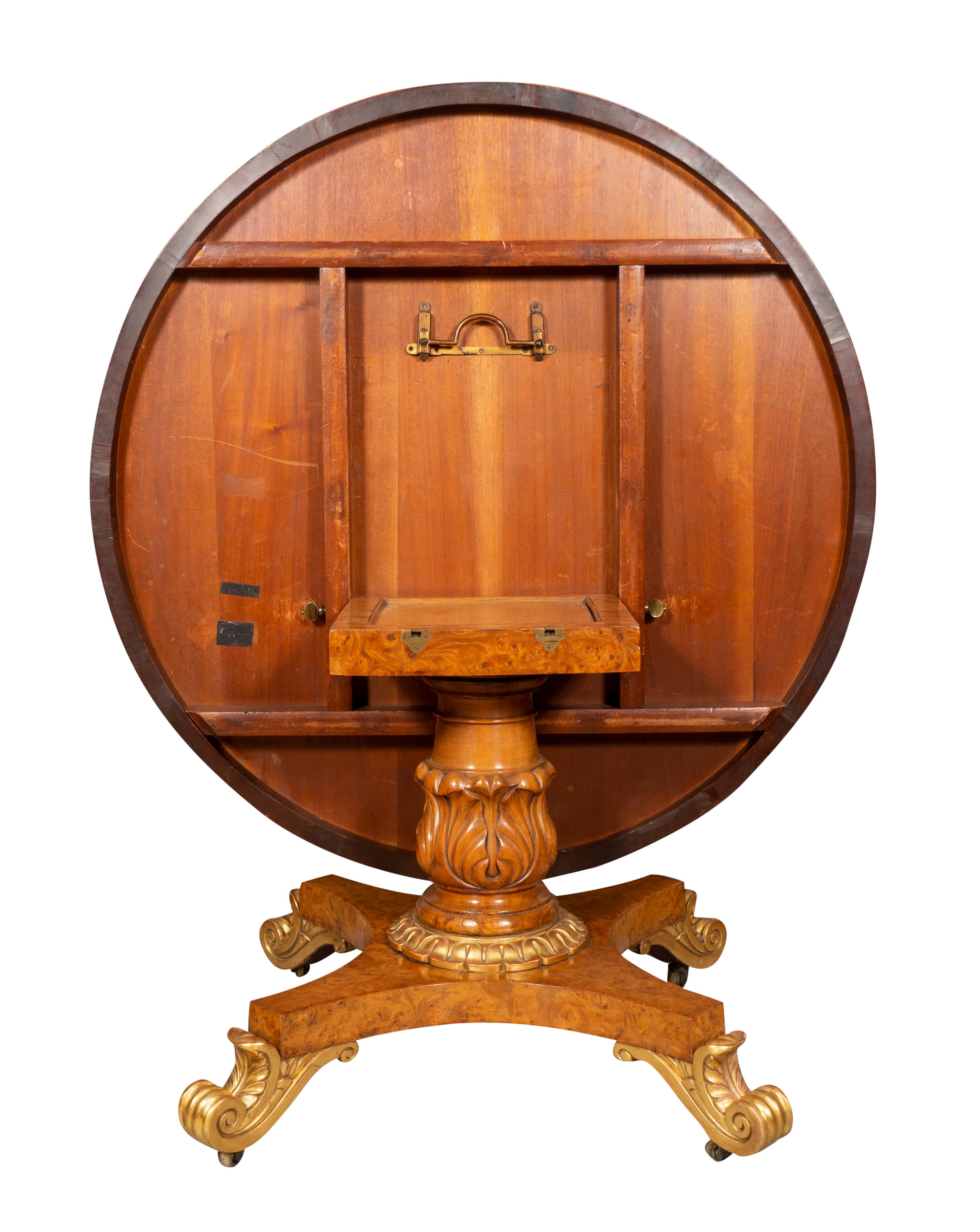 Table centrale Regency en loupe d'orme et bois doré Bon état - En vente à Essex, MA