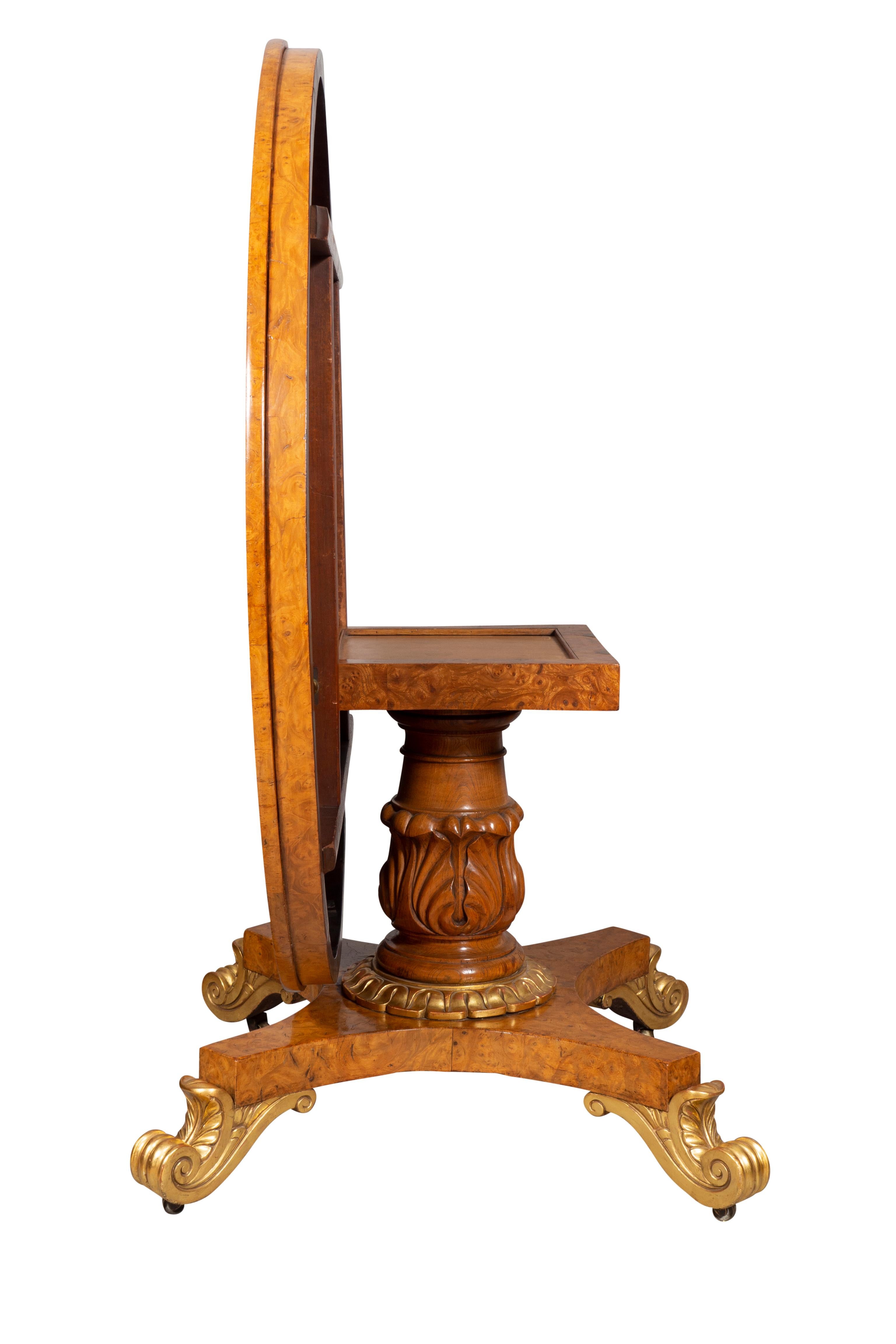 Début du XIXe siècle Table centrale Regency en loupe d'orme et bois doré en vente