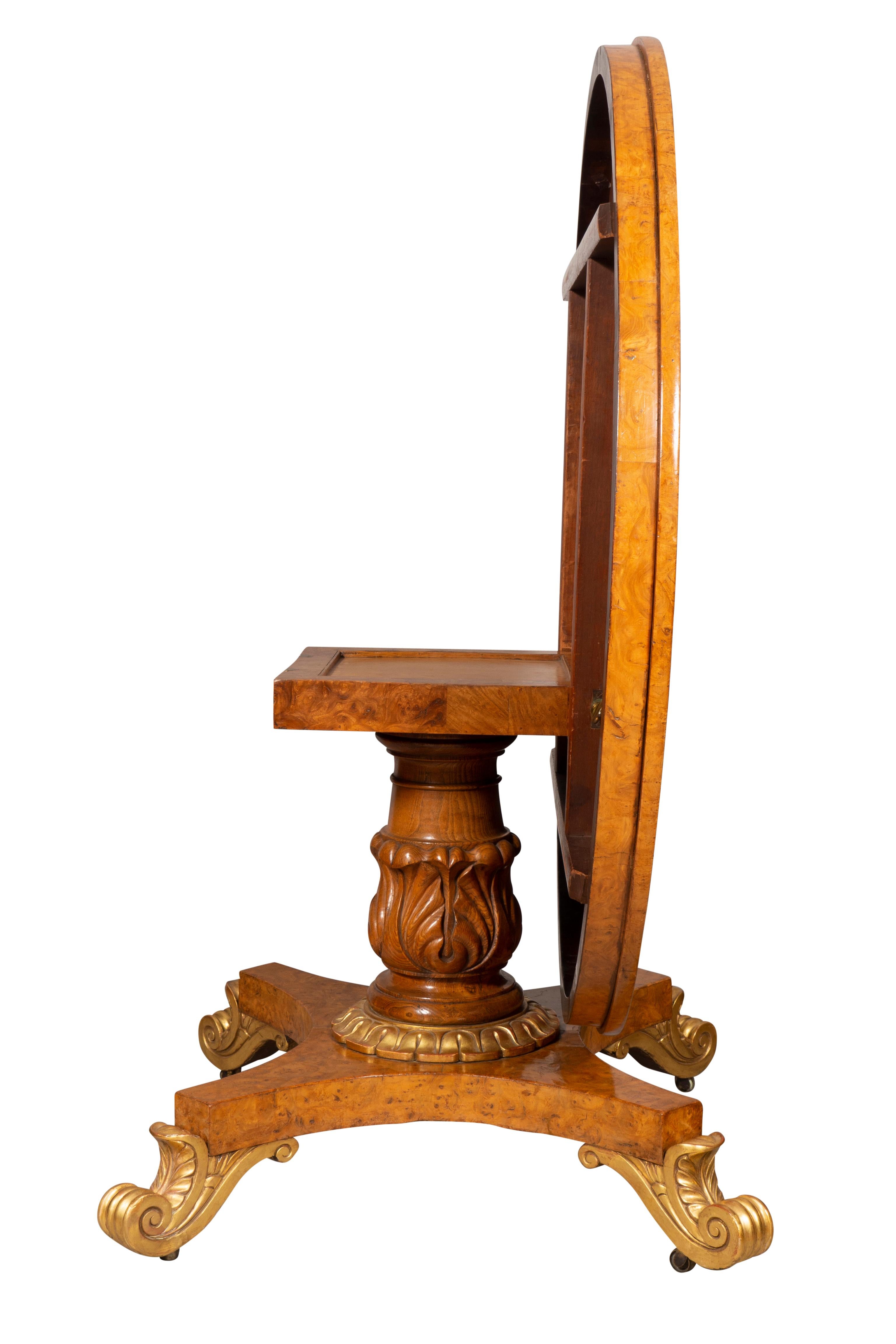 Table centrale Regency en loupe d'orme et bois doré en vente 1