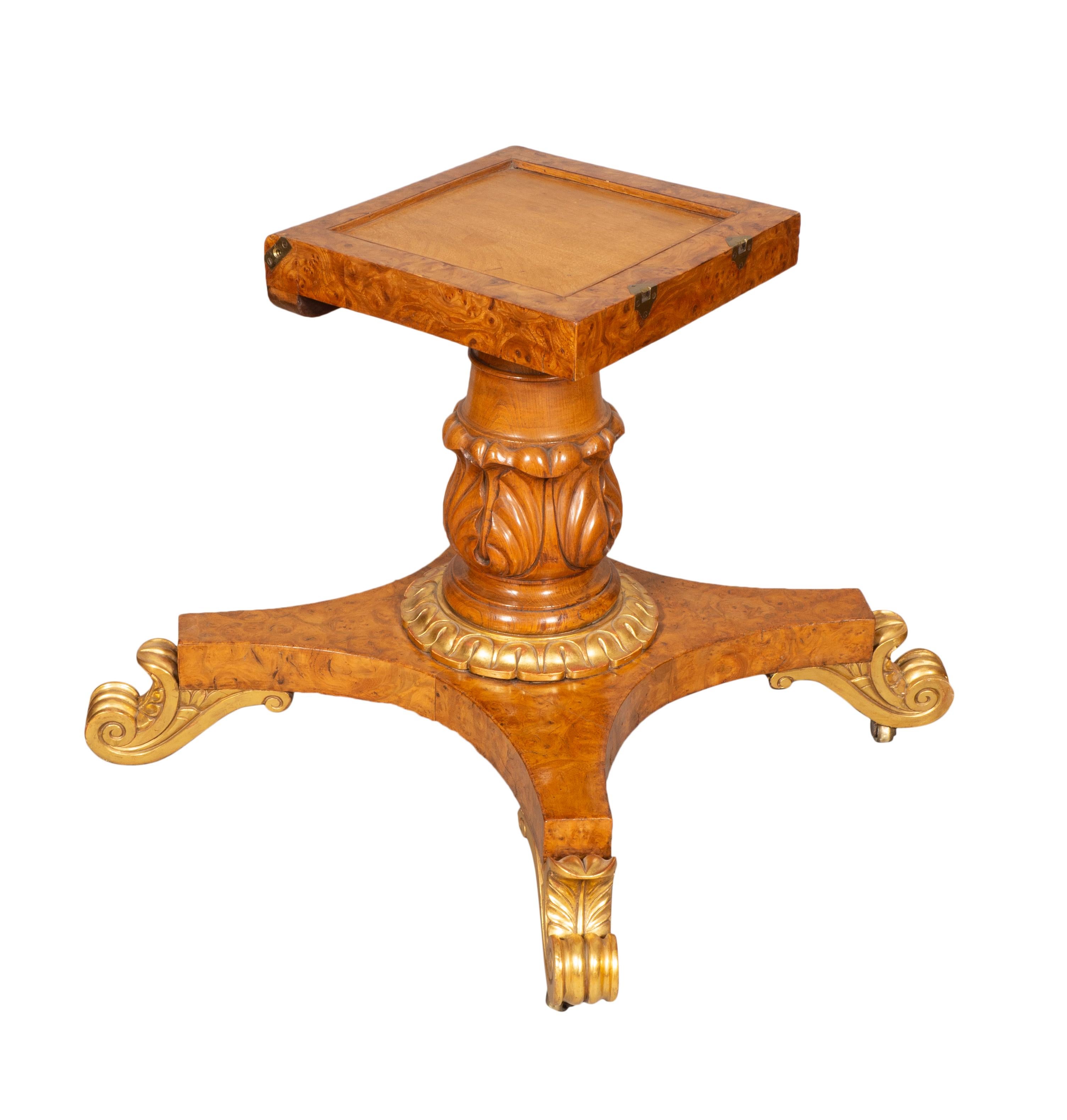 Table centrale Regency en loupe d'orme et bois doré en vente 2