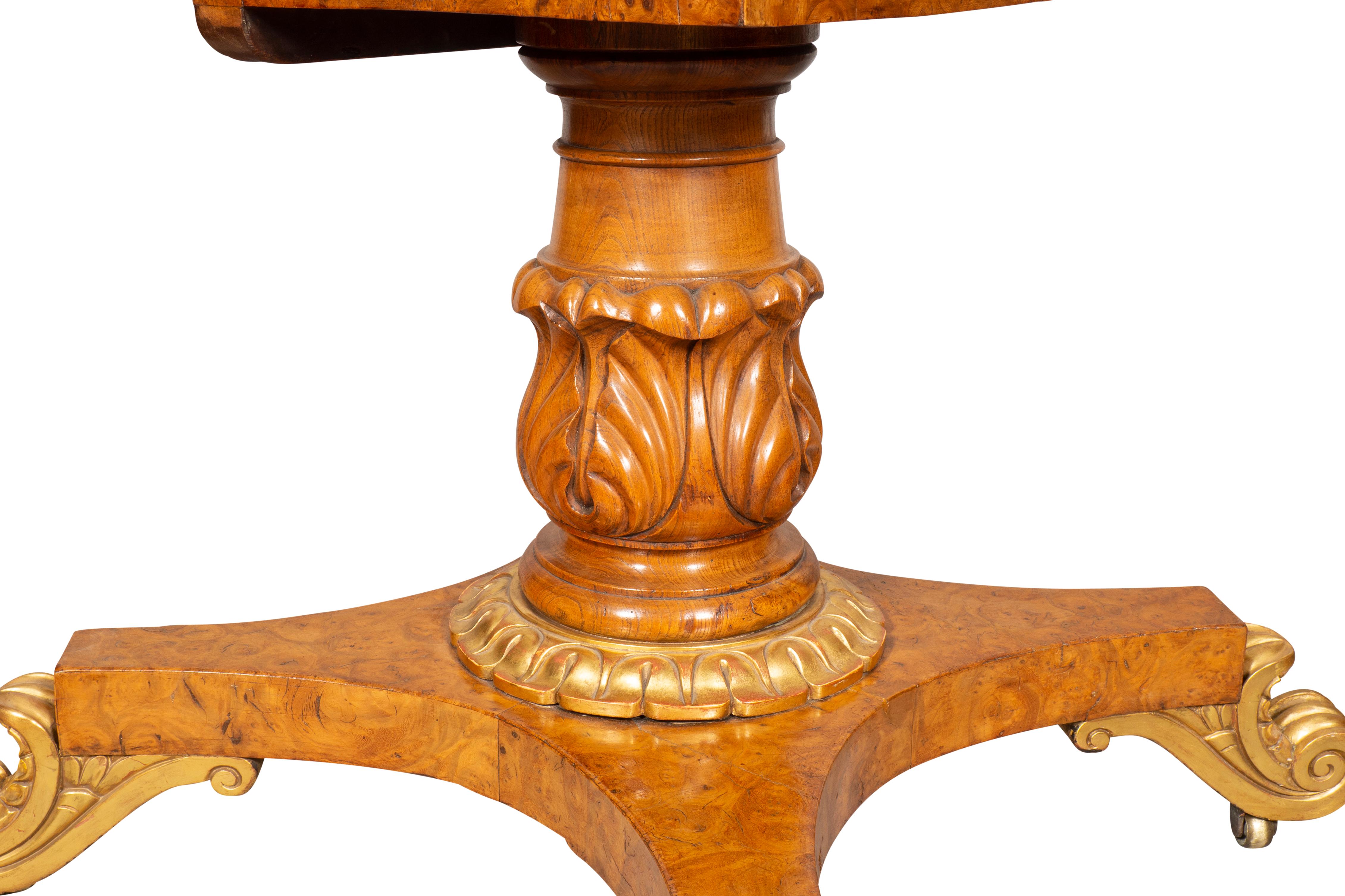 Table centrale Regency en loupe d'orme et bois doré en vente 3