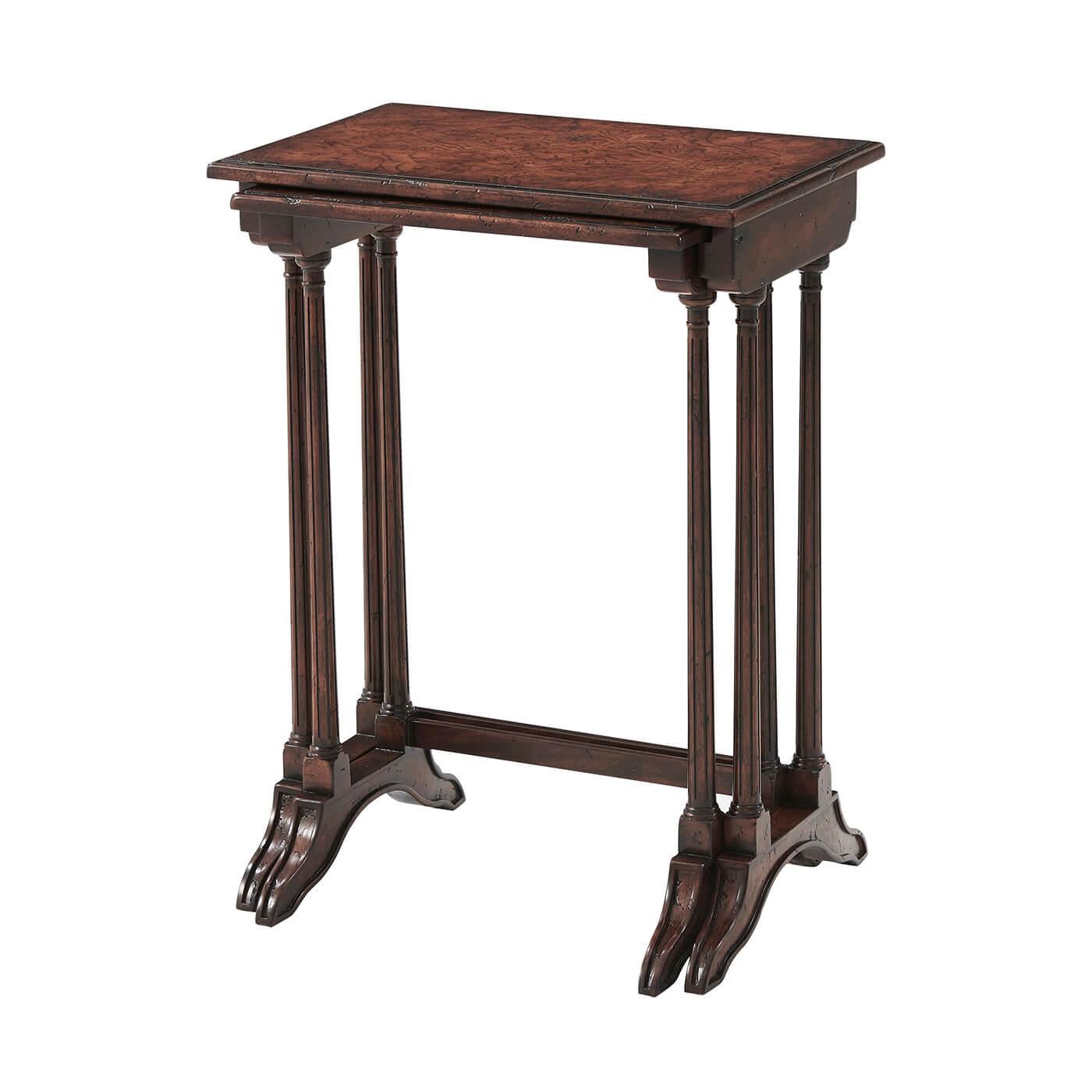 Eine englische Regency-Stil Nest von zwei Esche Wurzelholz Tische, die geformte Kante rechteckige Platten über zarte gedreht und kannelierte Ende unterstützt auf Schlitten Füße. 

Abmessungen: 19.25