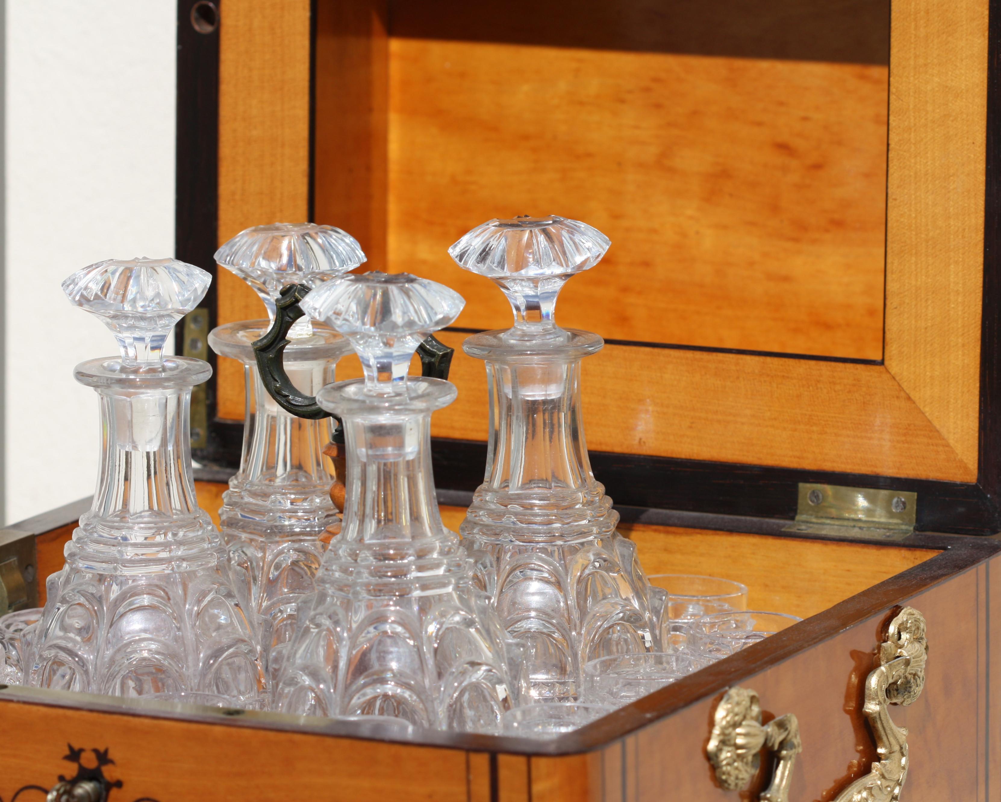 Regency Burl Wood and Inlaid Liquor Tantalus In Good Condition For Sale In West Palm Beach, FL