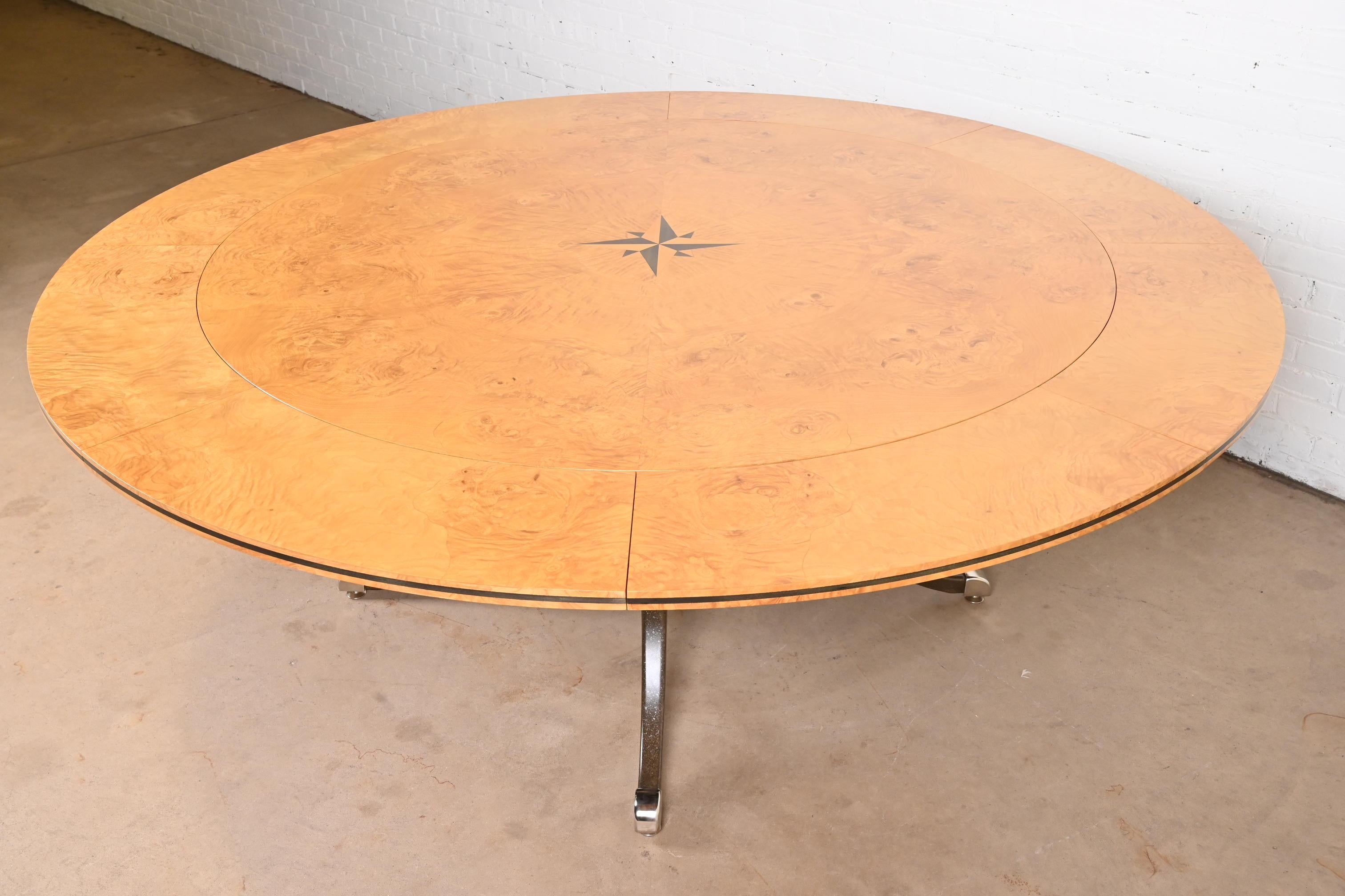 Table de salle à manger à rallonge ronde à piédestal en bois de ronce incrusté de style Régence, nouvellement revernie en vente 3