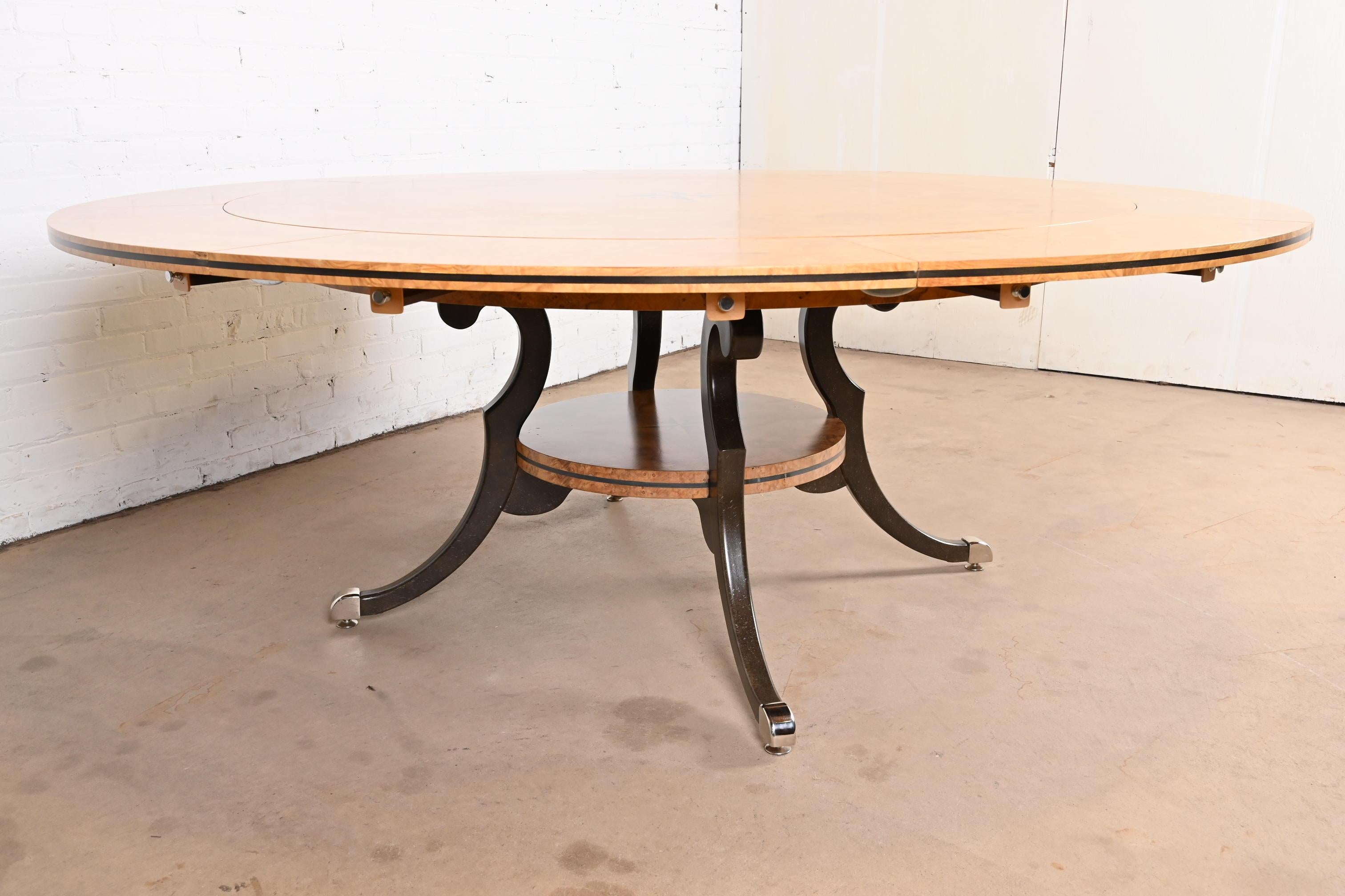 Table de salle à manger à rallonge ronde à piédestal en bois de ronce incrusté de style Régence, nouvellement revernie en vente 6