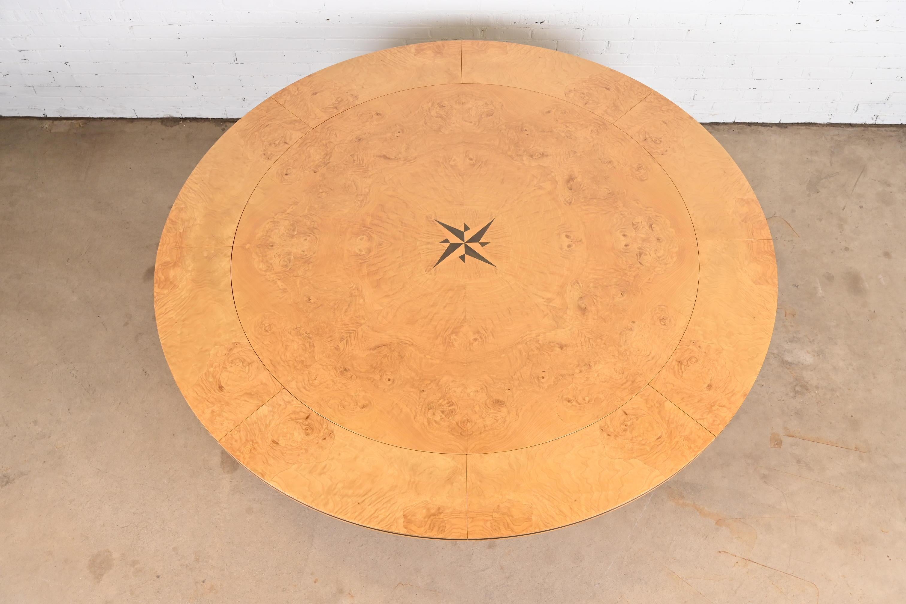 Table de salle à manger à rallonge ronde à piédestal en bois de ronce incrusté de style Régence, nouvellement revernie en vente 7