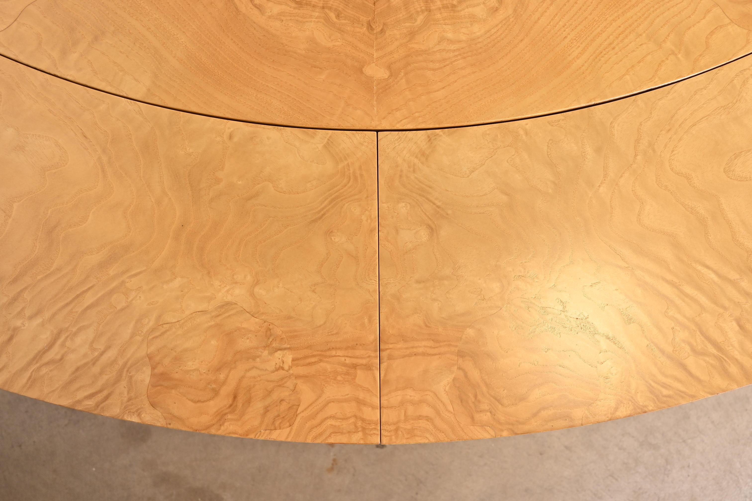 Table de salle à manger à rallonge ronde à piédestal en bois de ronce incrusté de style Régence, nouvellement revernie en vente 9