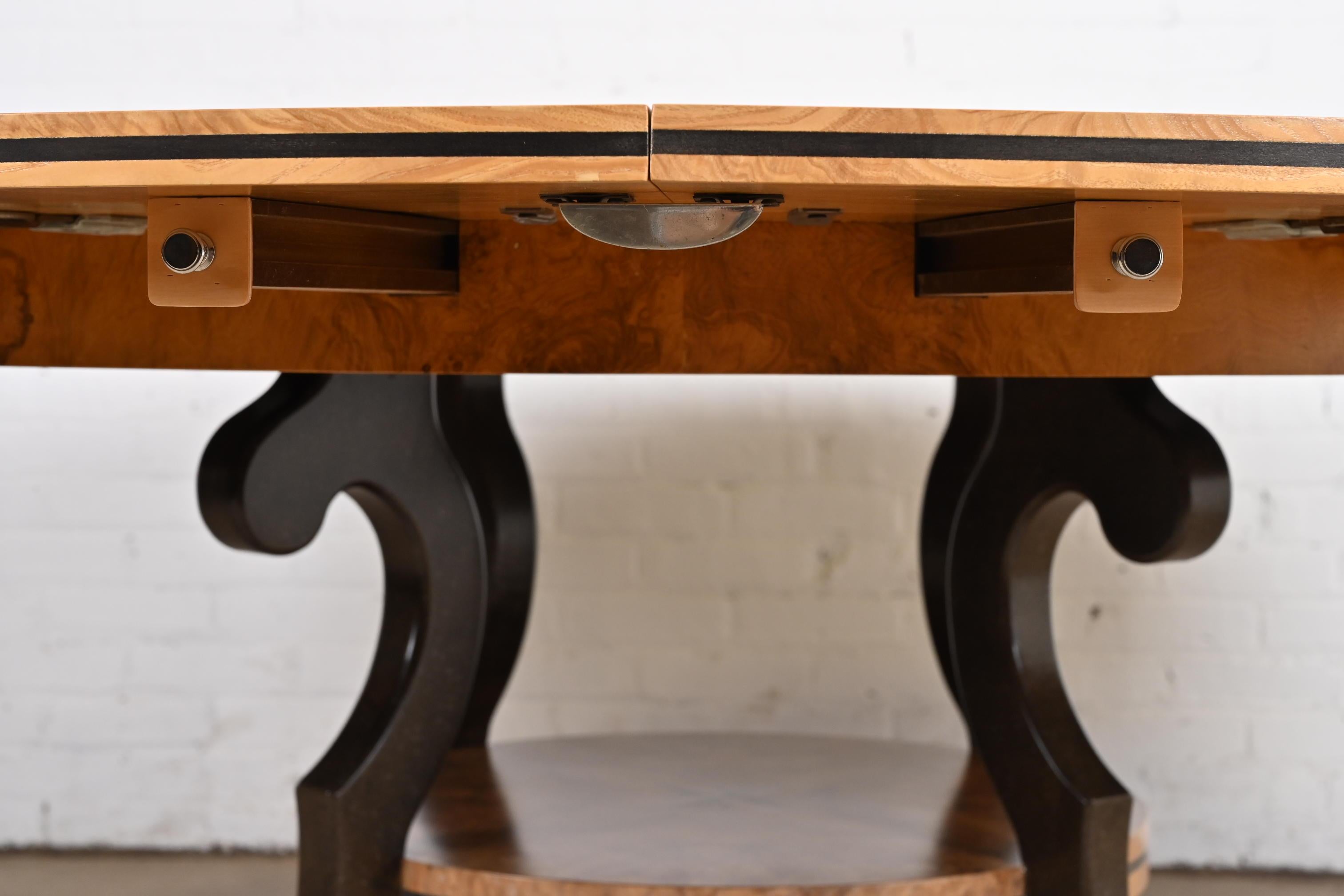 Table de salle à manger à rallonge ronde à piédestal en bois de ronce incrusté de style Régence, nouvellement revernie en vente 12