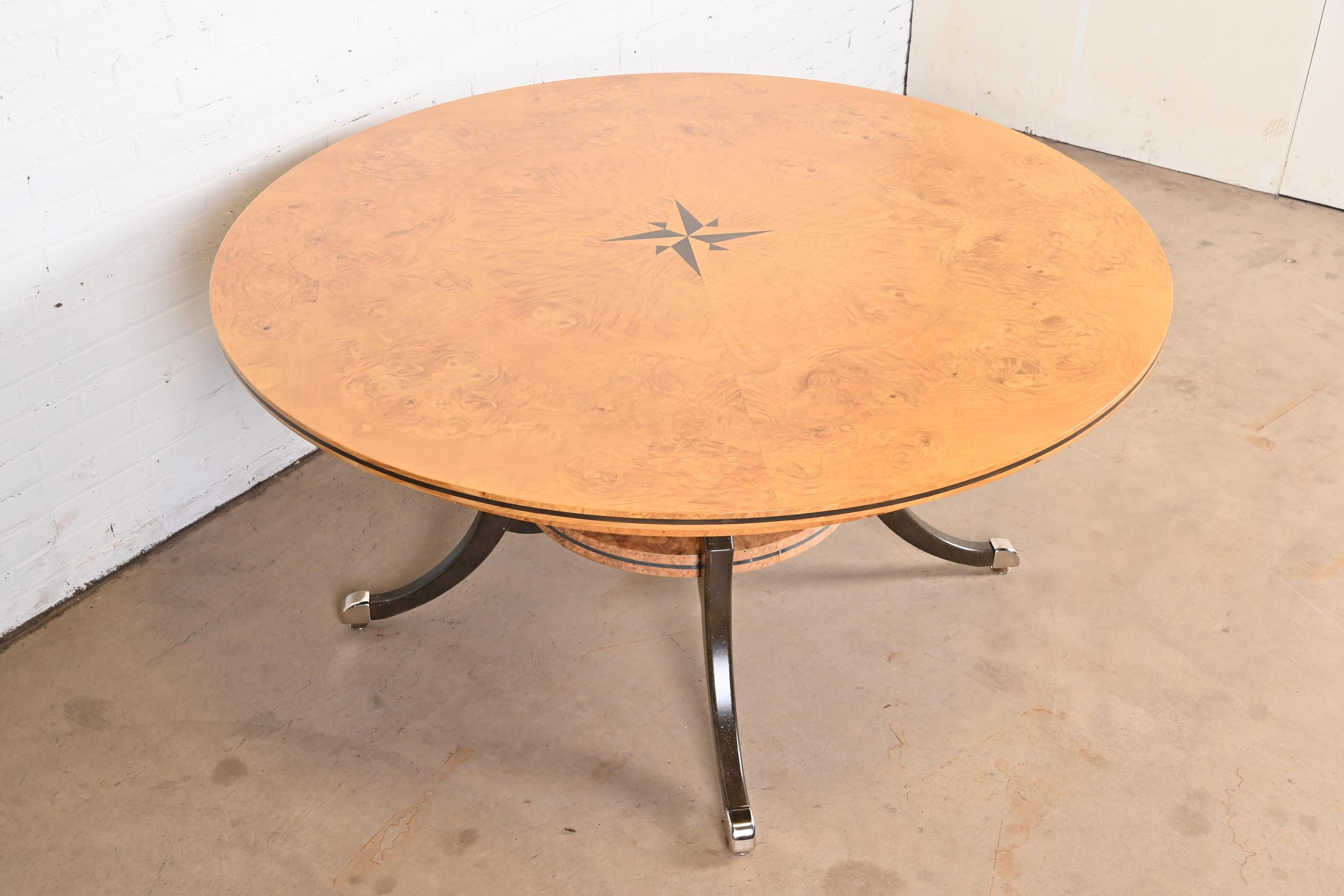 Américain Table de salle à manger à rallonge ronde à piédestal en bois de ronce incrusté de style Régence, nouvellement revernie en vente