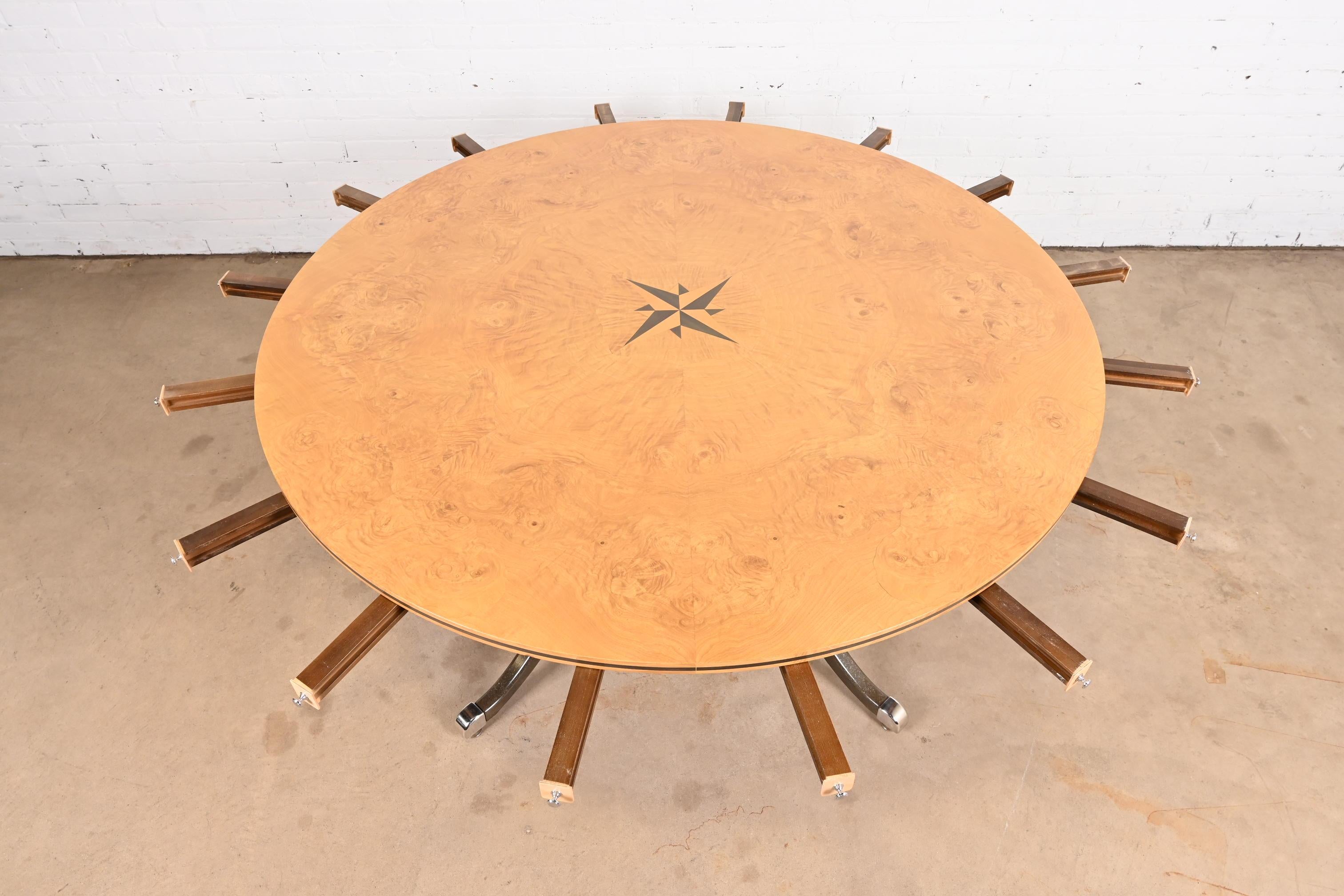 Table de salle à manger à rallonge ronde à piédestal en bois de ronce incrusté de style Régence, nouvellement revernie en vente 1