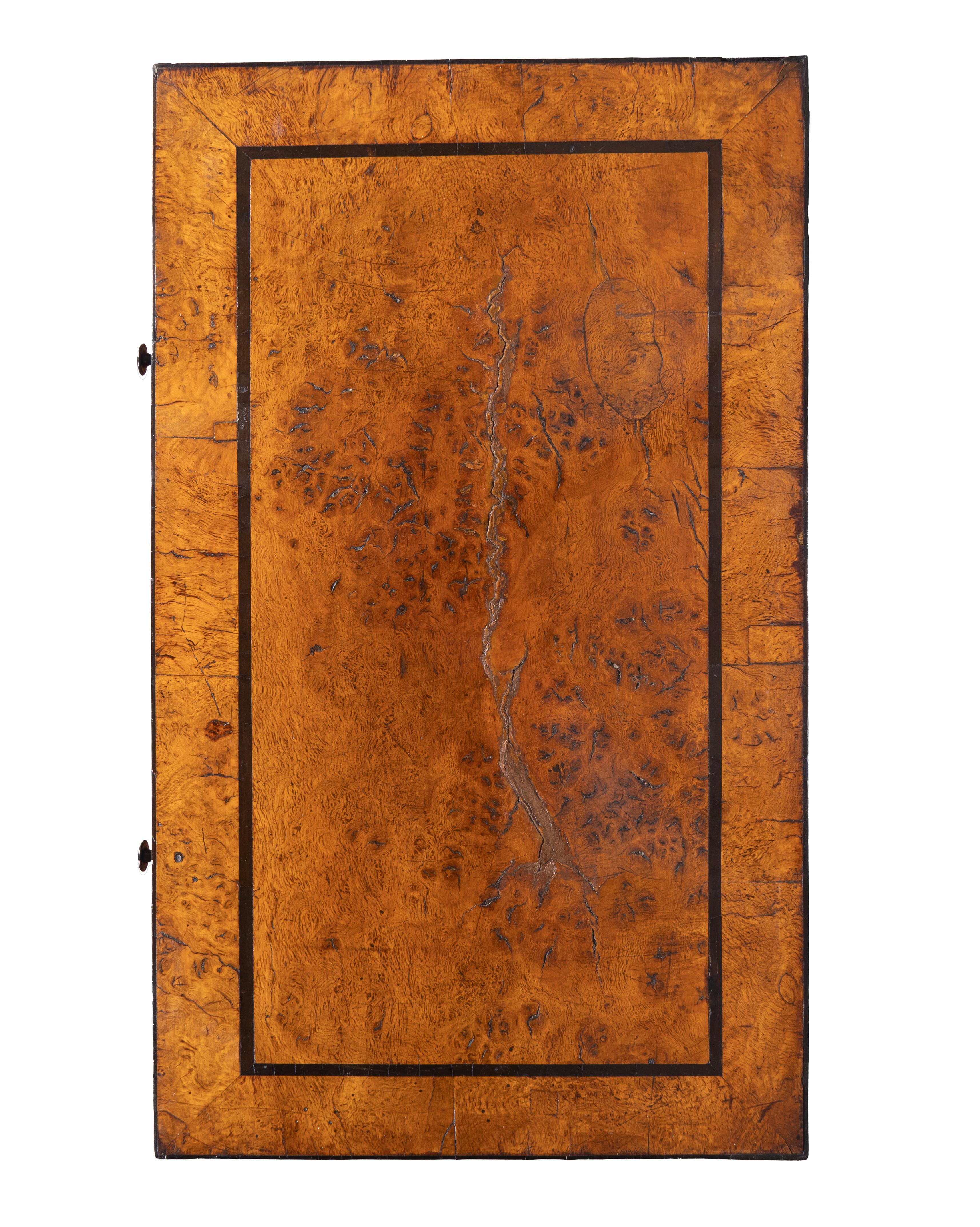 Credenza Regency in olmo ed ebano in vendita 5