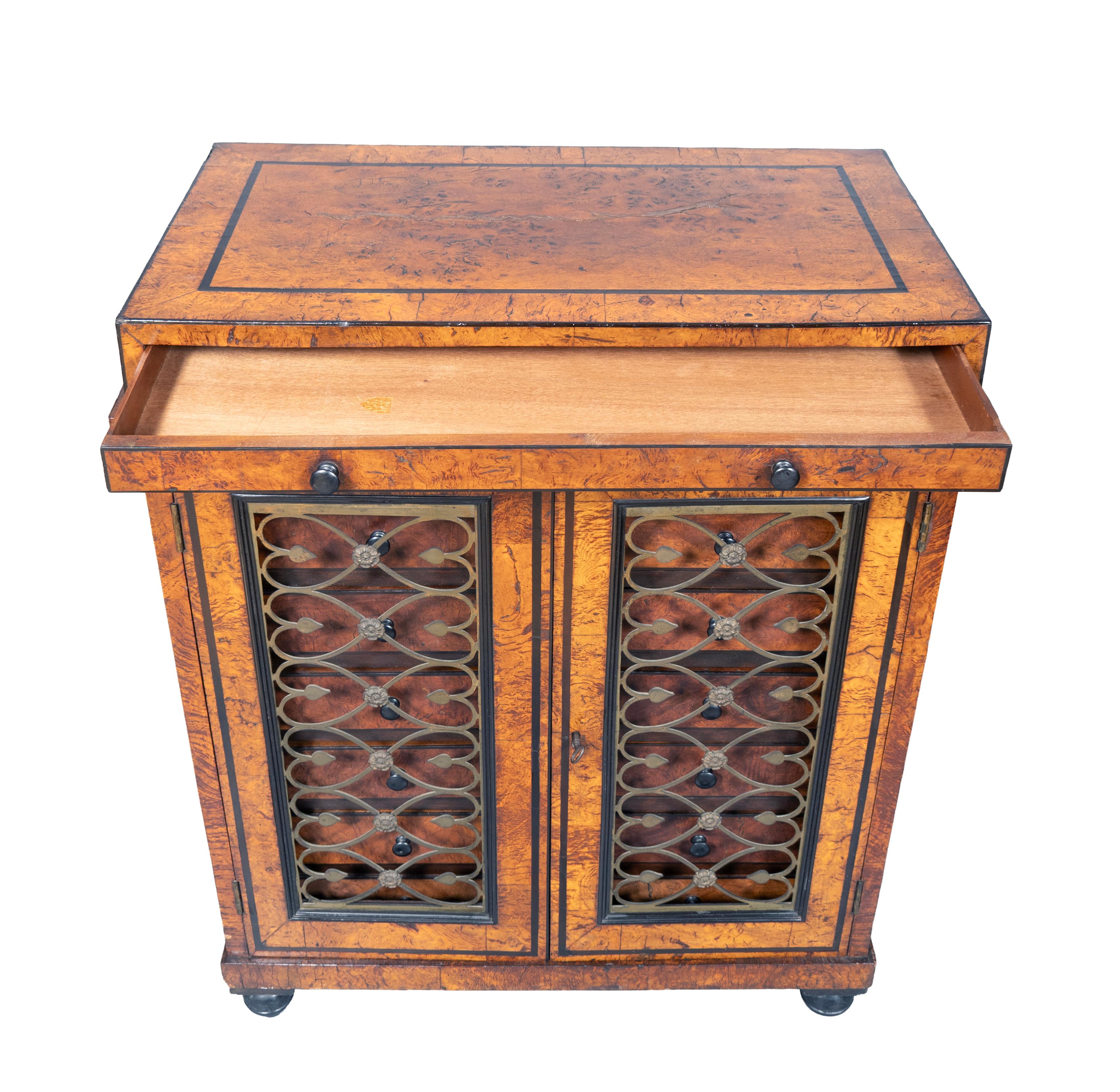 Inglese Credenza Regency in olmo ed ebano in vendita