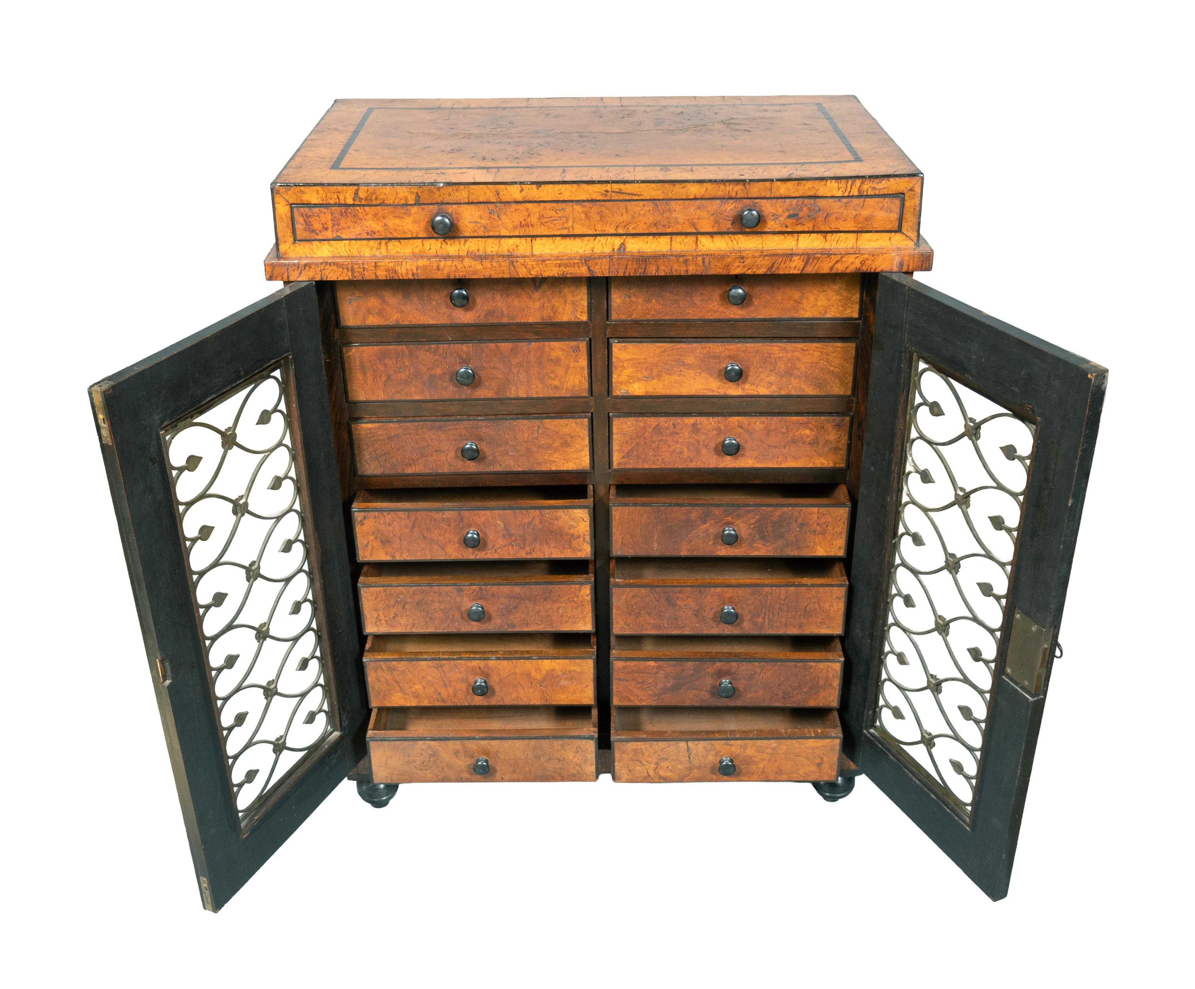 XIX secolo Credenza Regency in olmo ed ebano in vendita