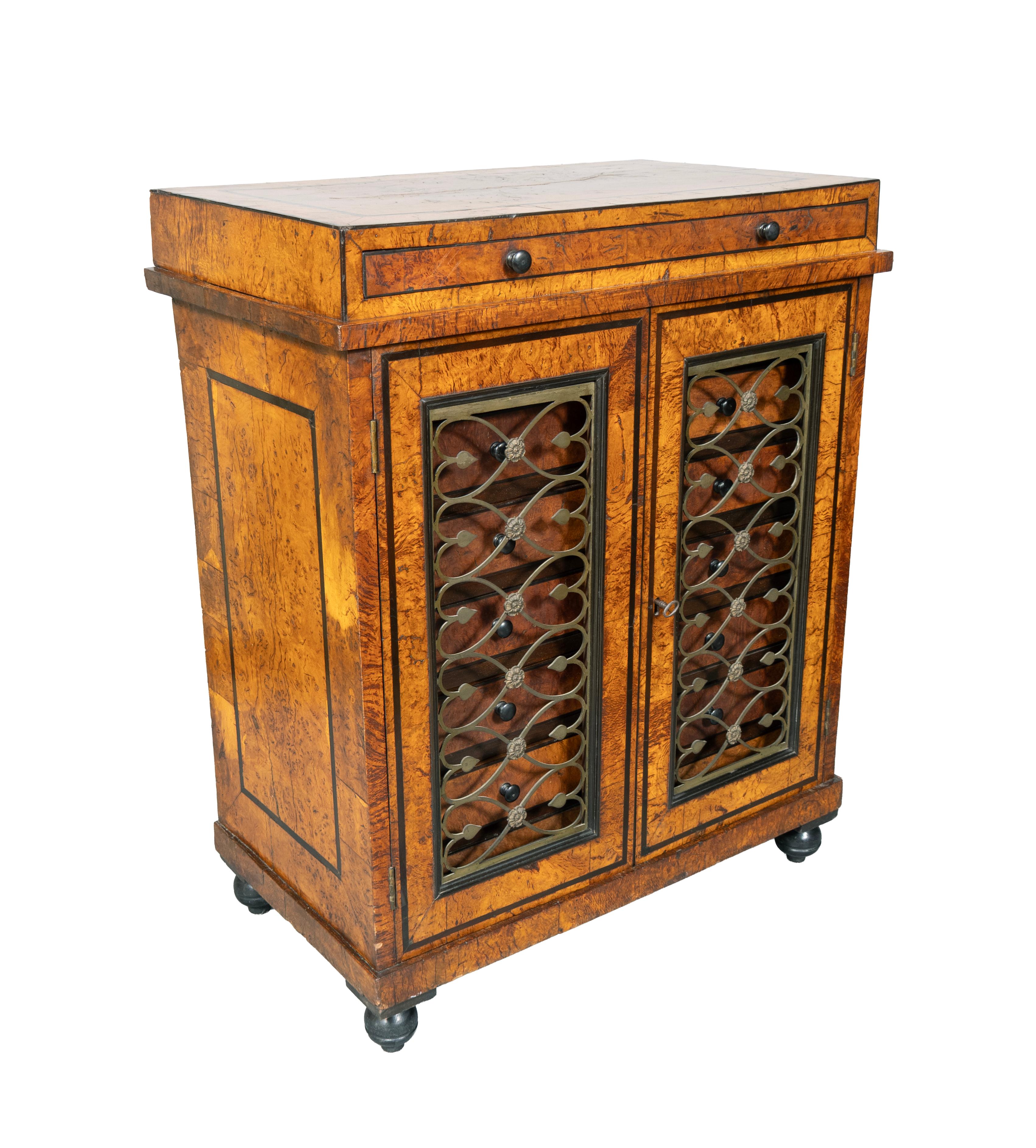 Ottone Credenza Regency in olmo ed ebano in vendita