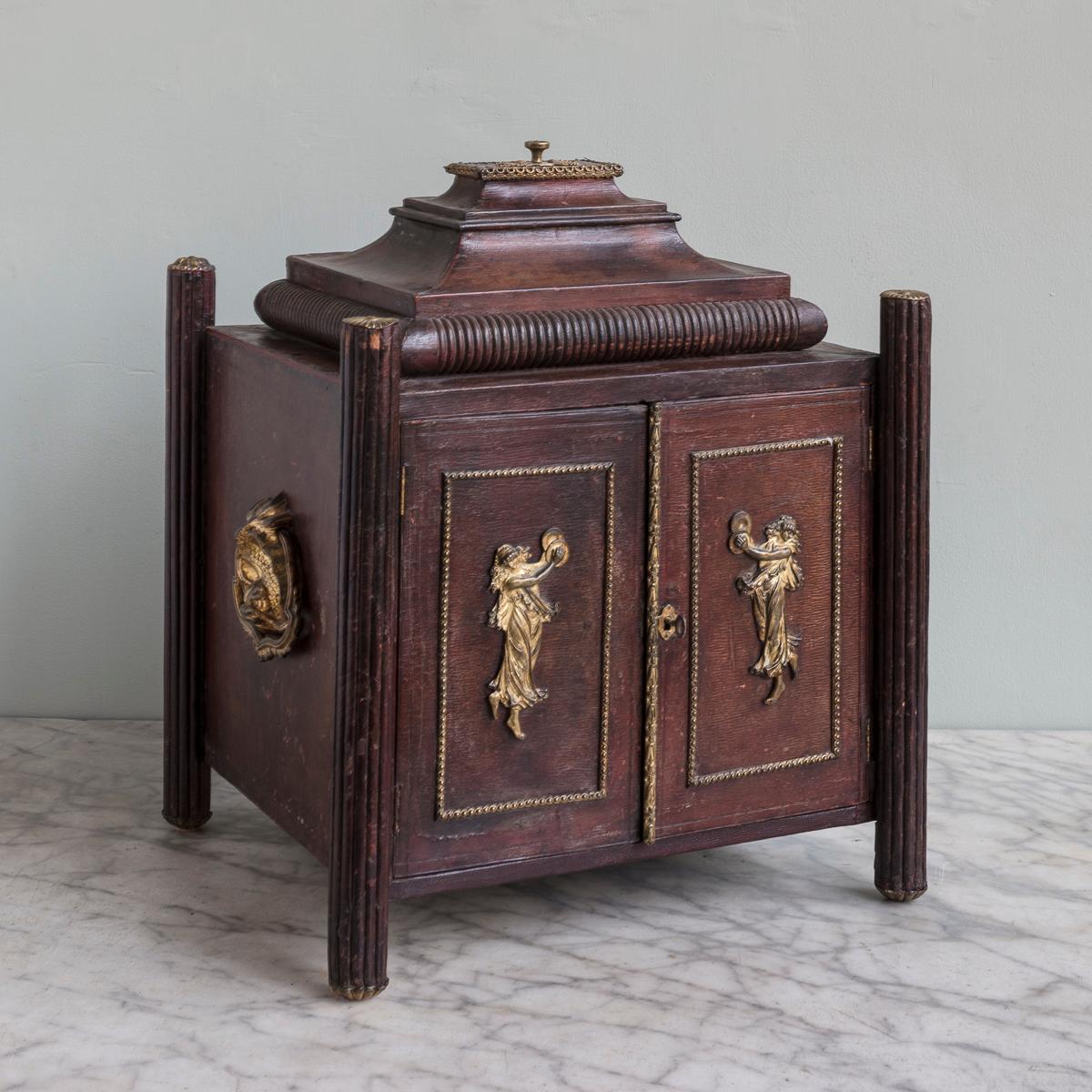 A Regency Campaigner Writing Box von Miniatur-Kabinett Form, mit original rotem Marokko-Leder bezogen, mit einer umfangreichen Auswahl an Schubladen, Fächern, Schrägen, und aufklappbarem verspiegeltem Deckel, mit vier umliegenden geriffelten Säulen