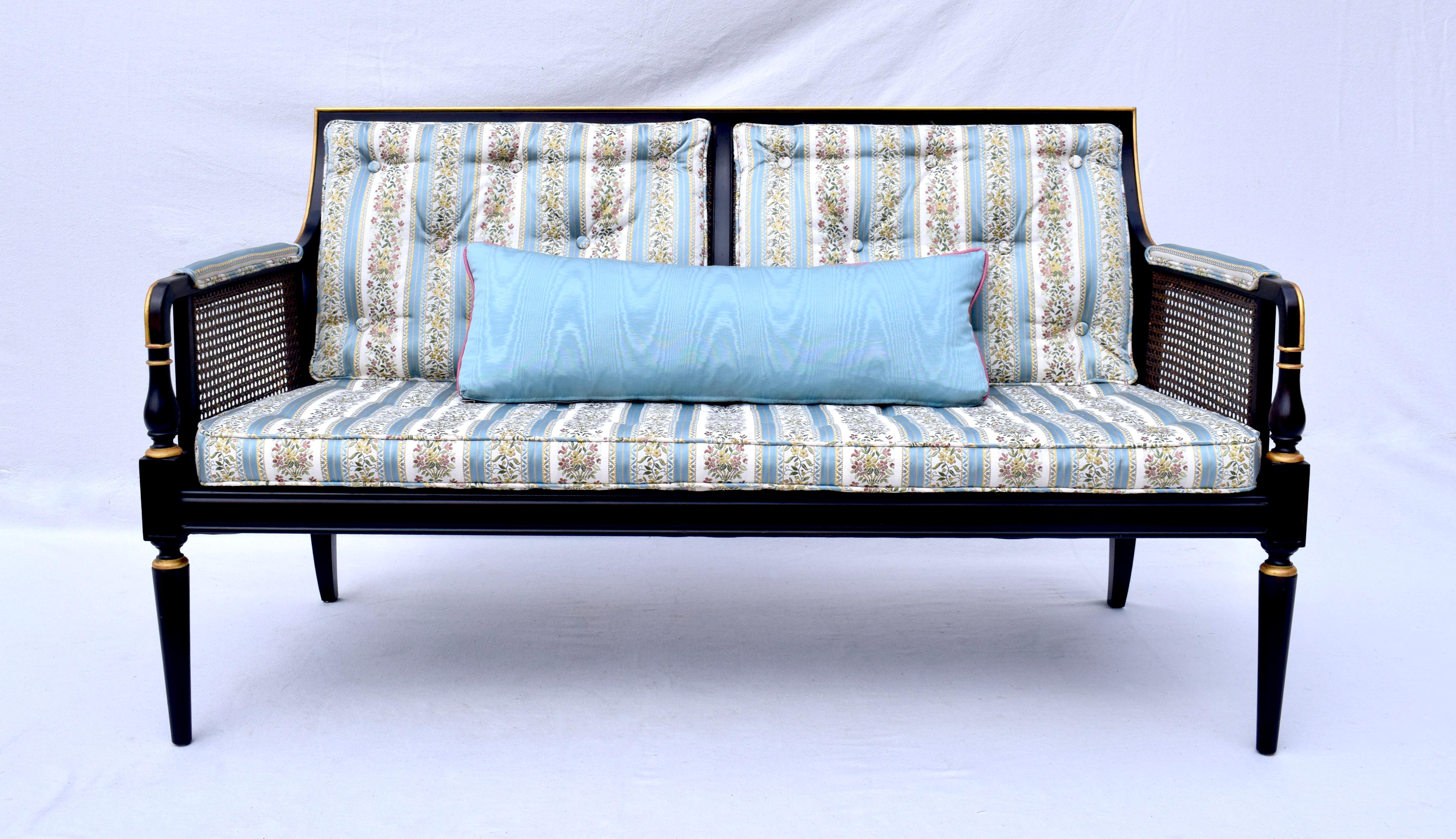 Canapé de style Regency de Baker Furniture en laque noire d'origine avec des accents dorés, tapissé d'un tissu floral brodé bleu et blanc. Des lignes exquises et légères, rarement utilisées  condition. Siège : 26.5