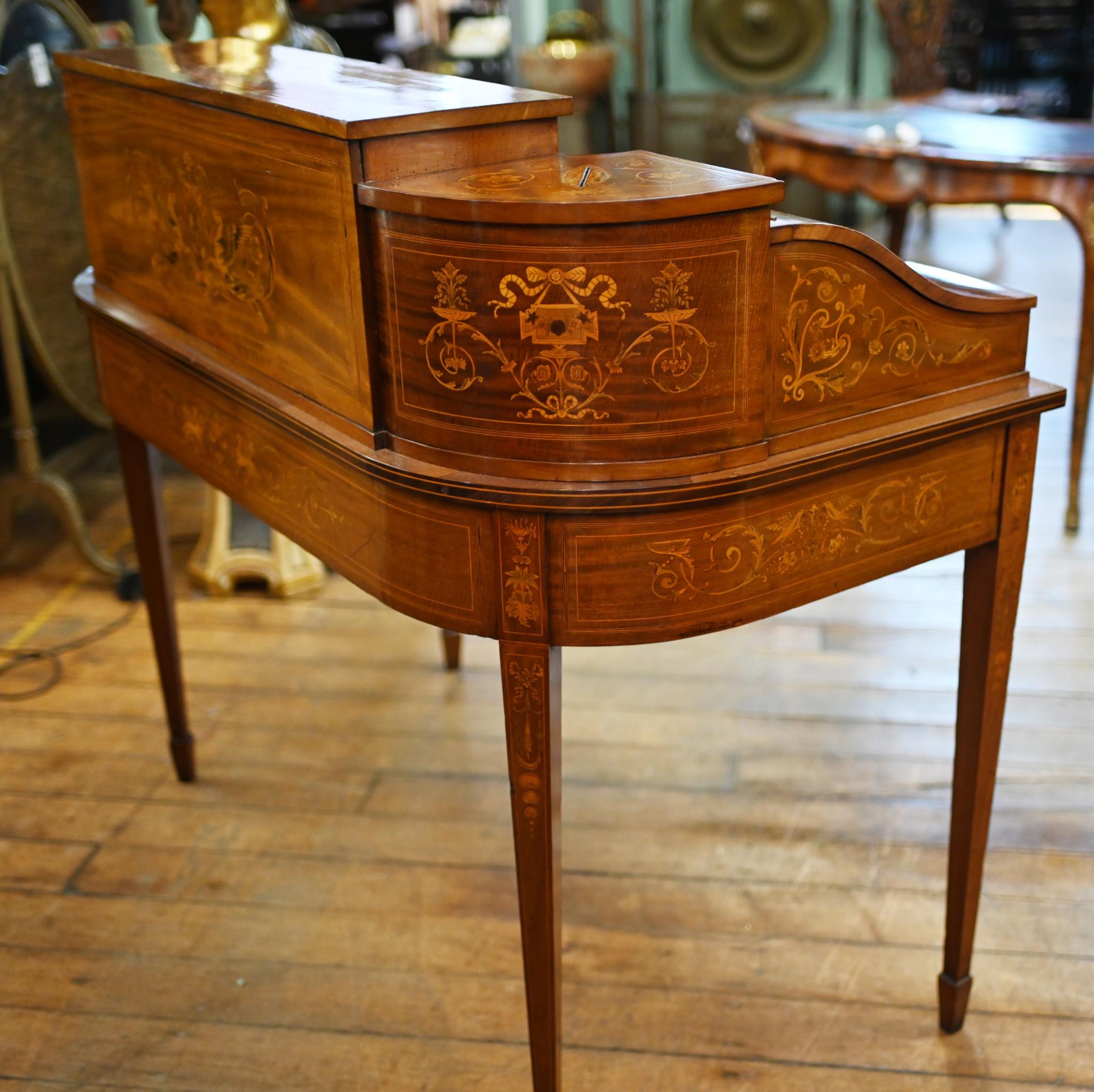 La splendida scrivania di Carlton House in stile Regency Revival risale al 1880 circa.
Presenta intricati intarsi - i classici motivi Sheraton - su tutte le superfici.
La superficie di scrittura in pelle è stata appena rifinita con pelle lavorata e