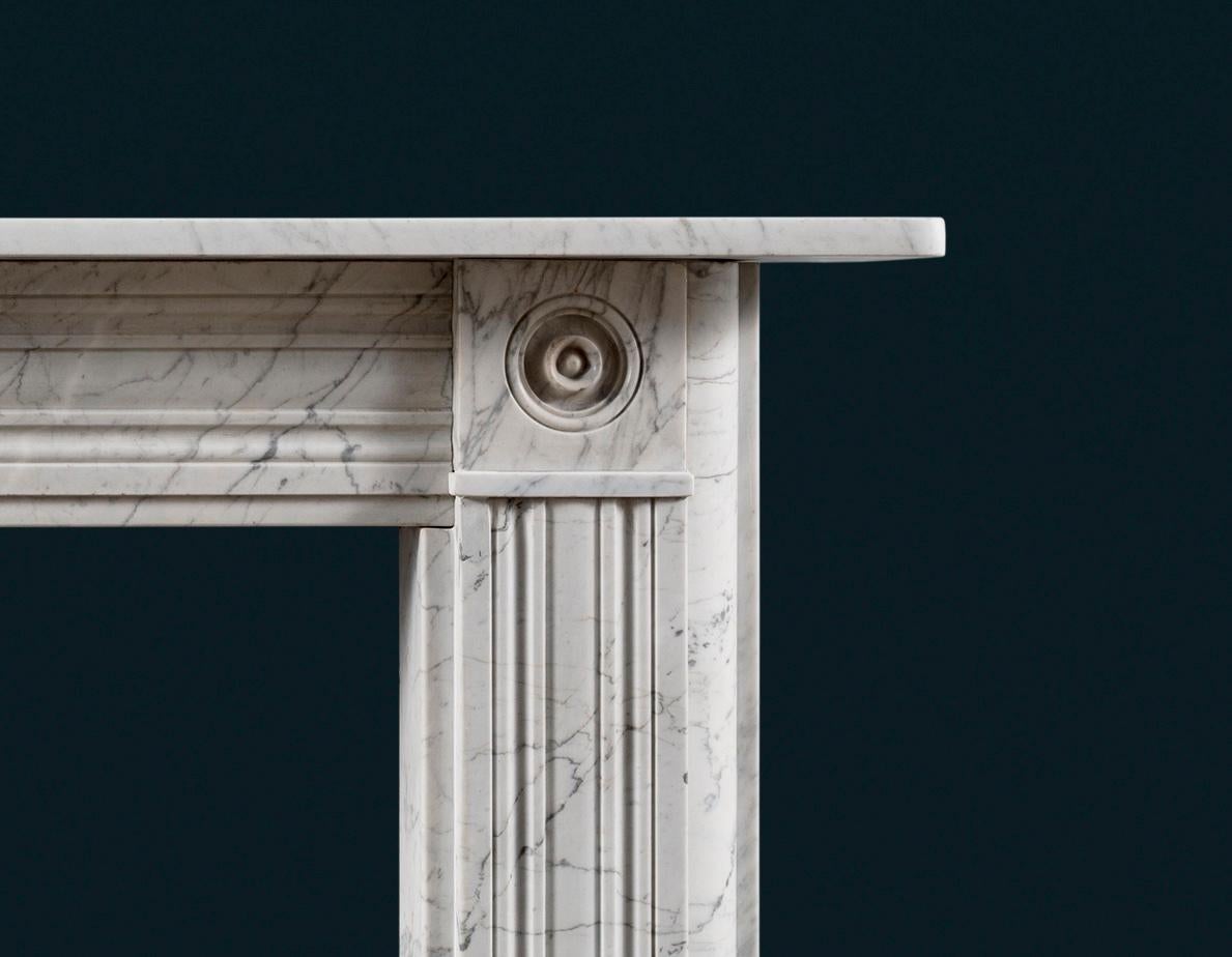 Regency Carrara Marble Bullseye Fireplace Surround In Good Condition For Sale In Twickenham, GB