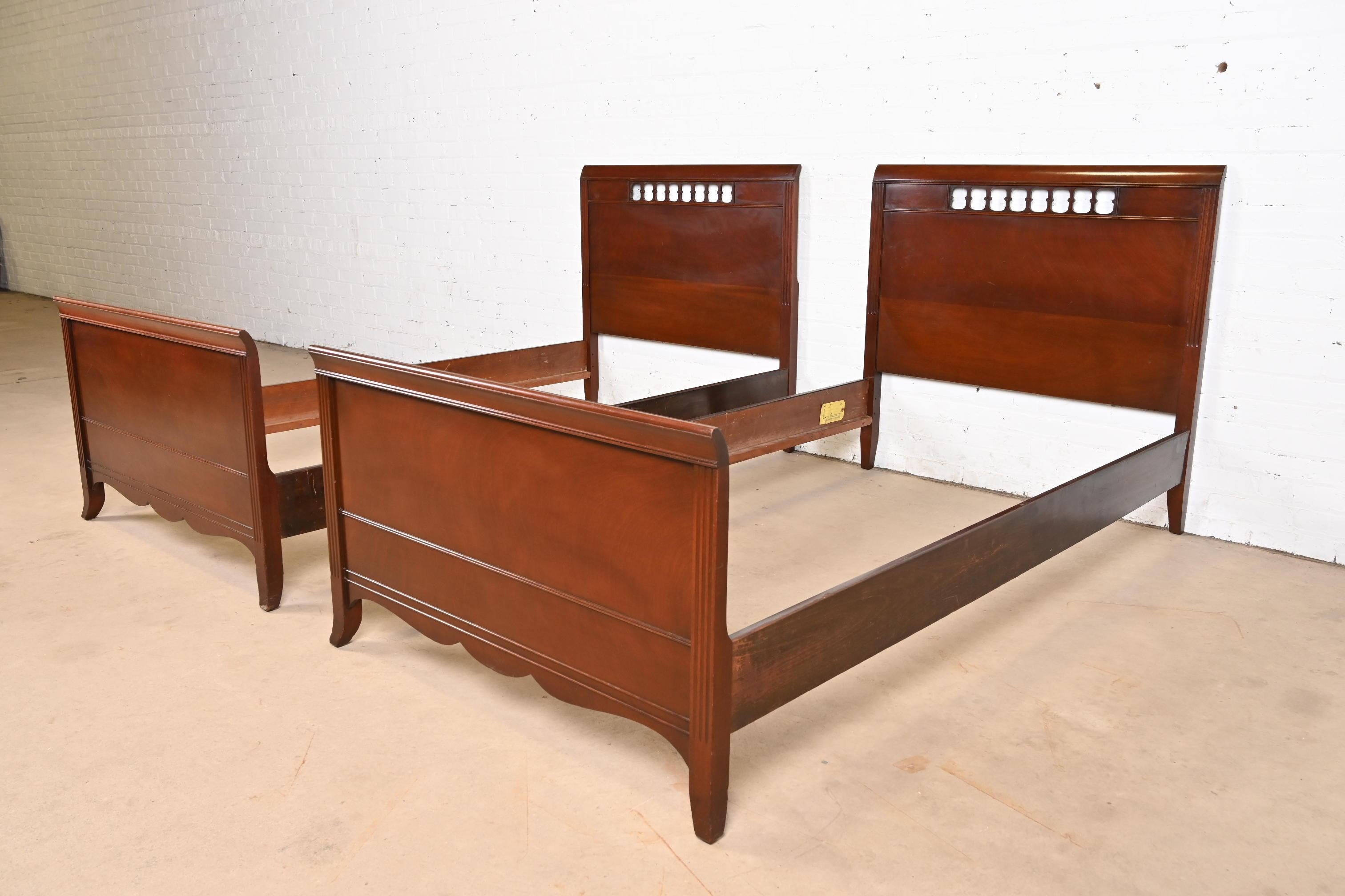 Geschnitzte Regency-Twin-Betten aus Mahagoni von Fancher, ca. 1940er Jahre (Georgian) im Angebot