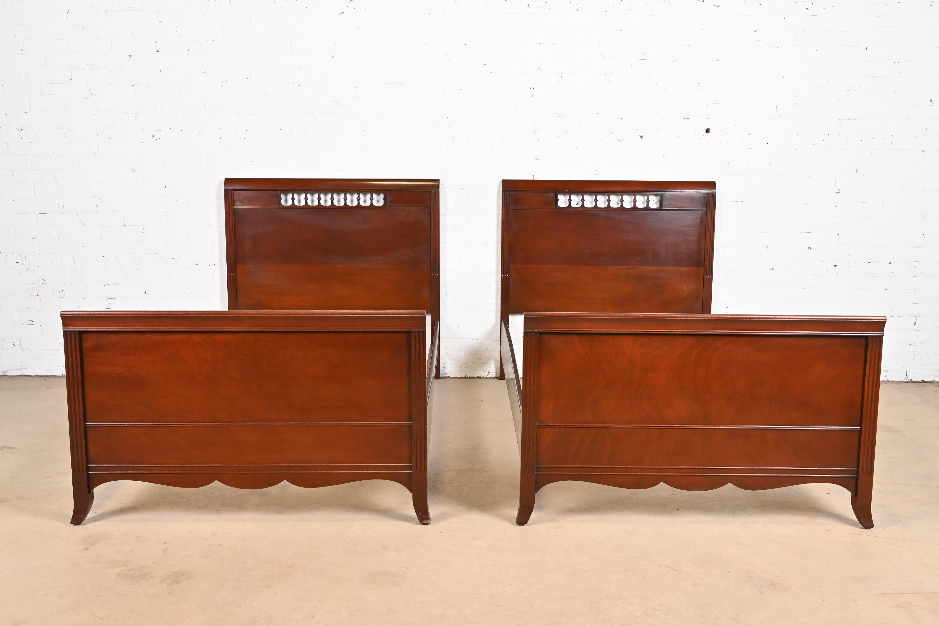 Geschnitzte Regency-Twin-Betten aus Mahagoni von Fancher, ca. 1940er Jahre im Zustand „Gut“ im Angebot in South Bend, IN
