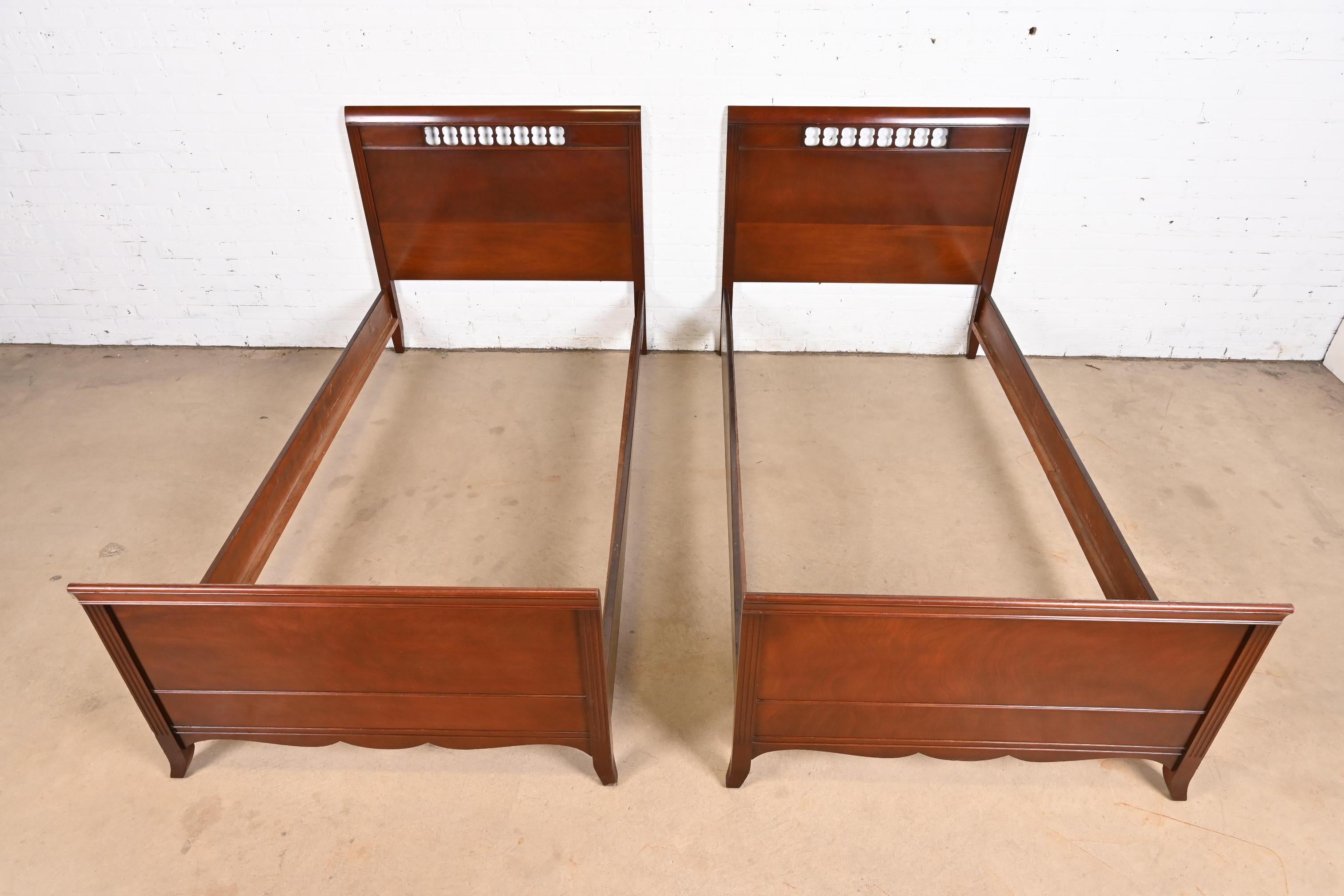 Geschnitzte Regency-Twin-Betten aus Mahagoni von Fancher, ca. 1940er Jahre (Mitte des 20. Jahrhunderts) im Angebot