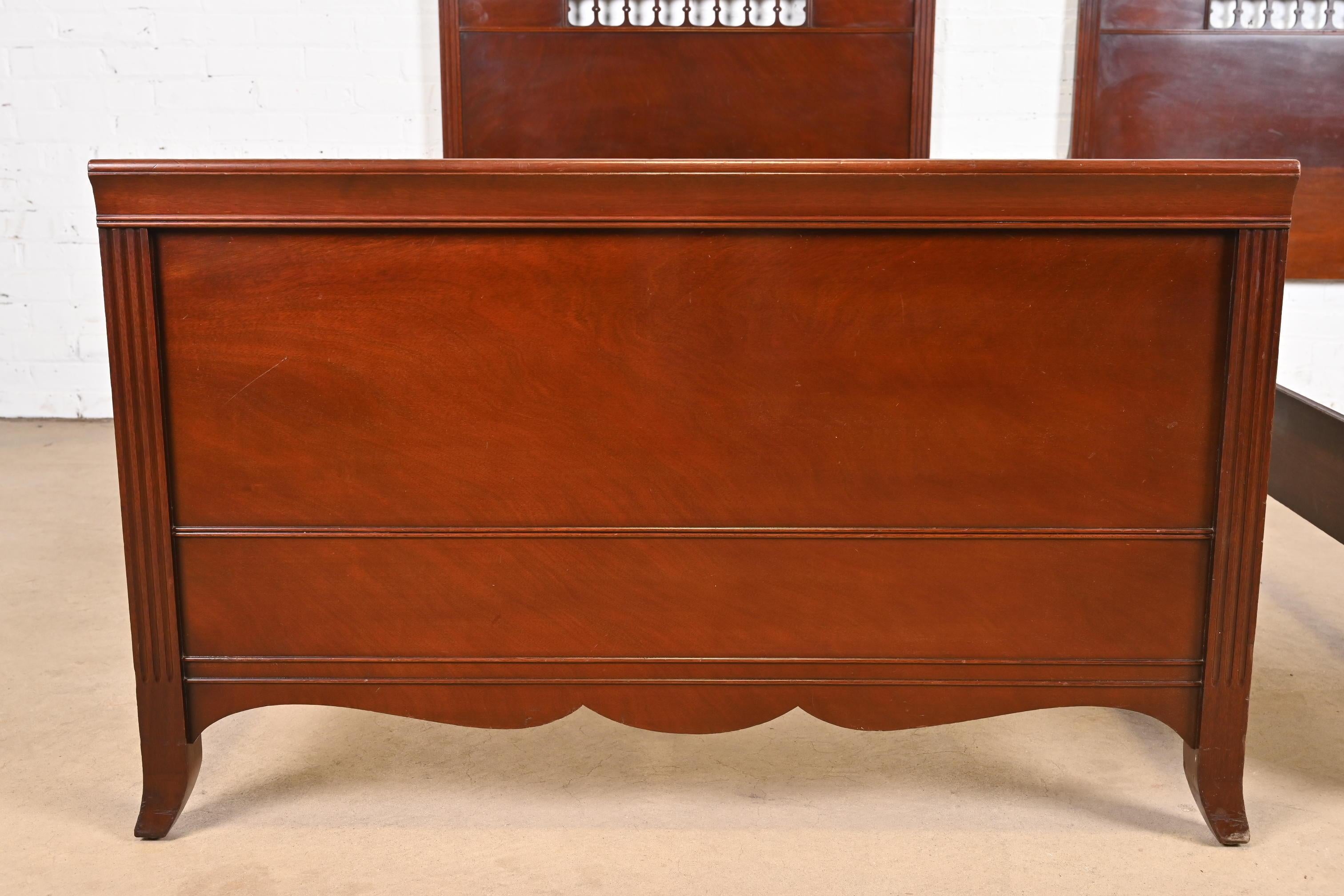 Geschnitzte Regency-Twin-Betten aus Mahagoni von Fancher, ca. 1940er Jahre im Angebot 2