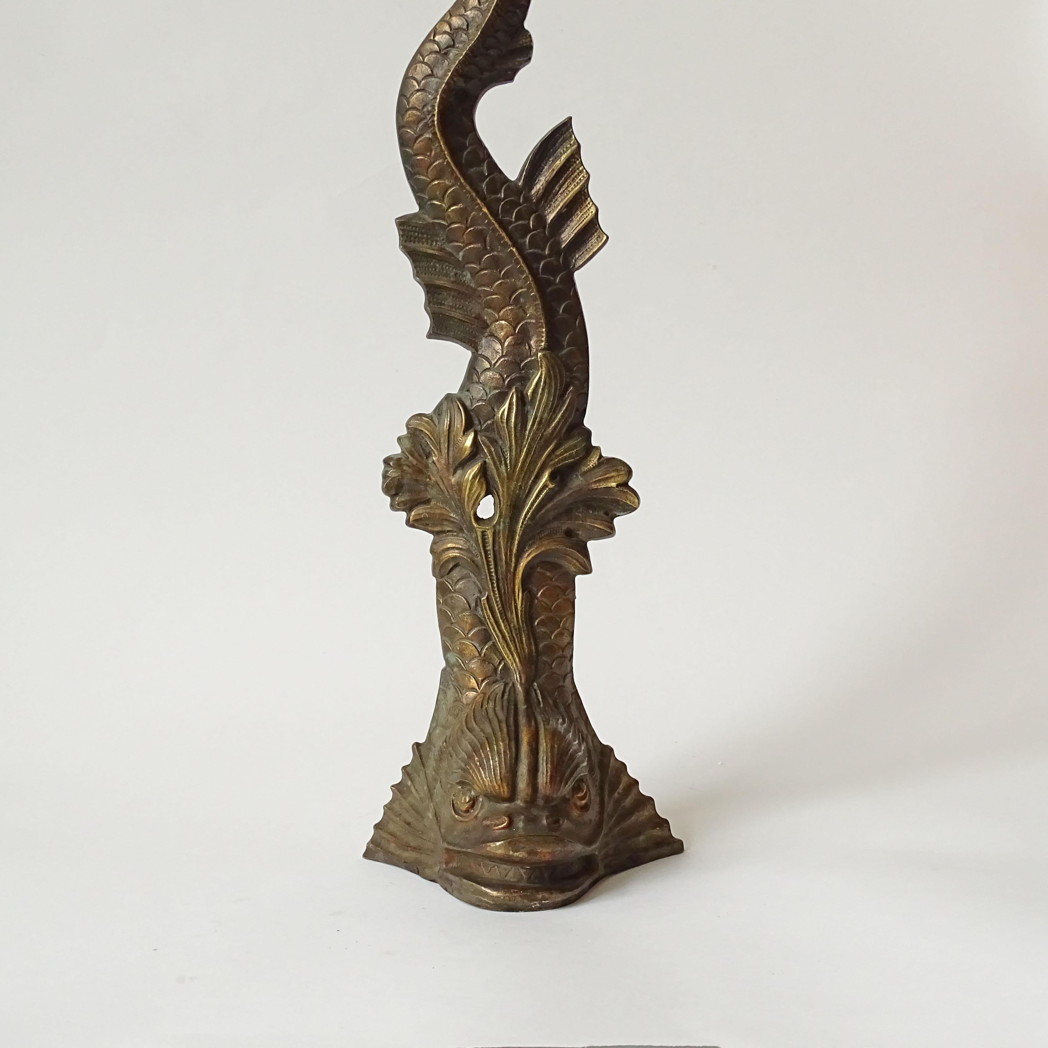 Regency-Türstopper aus Messingguss in Form eines Delphins mit Tragegriff (Englisch) im Angebot