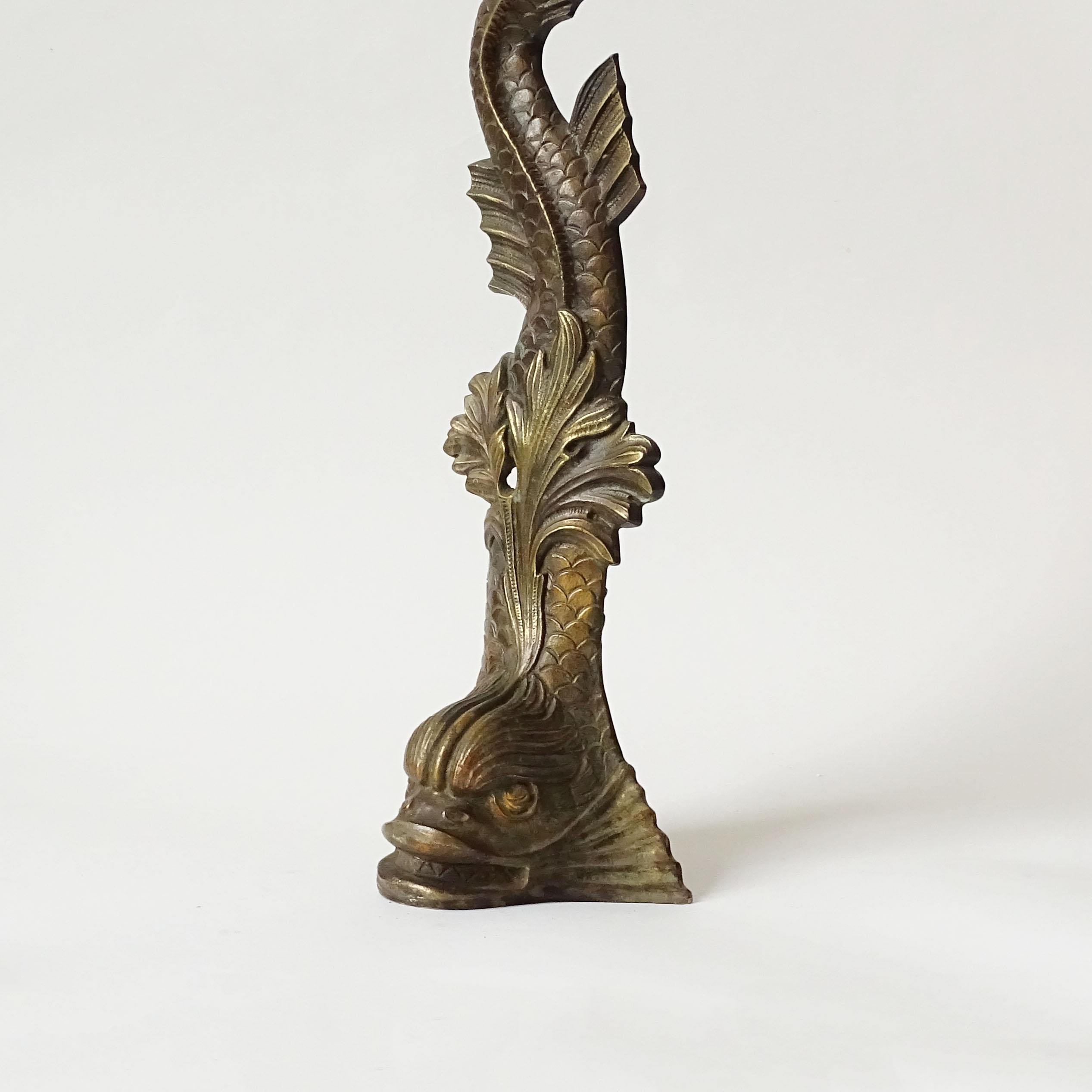 Regency-Türstopper aus Messingguss in Form eines Delphins mit Tragegriff (Gegossen) im Angebot