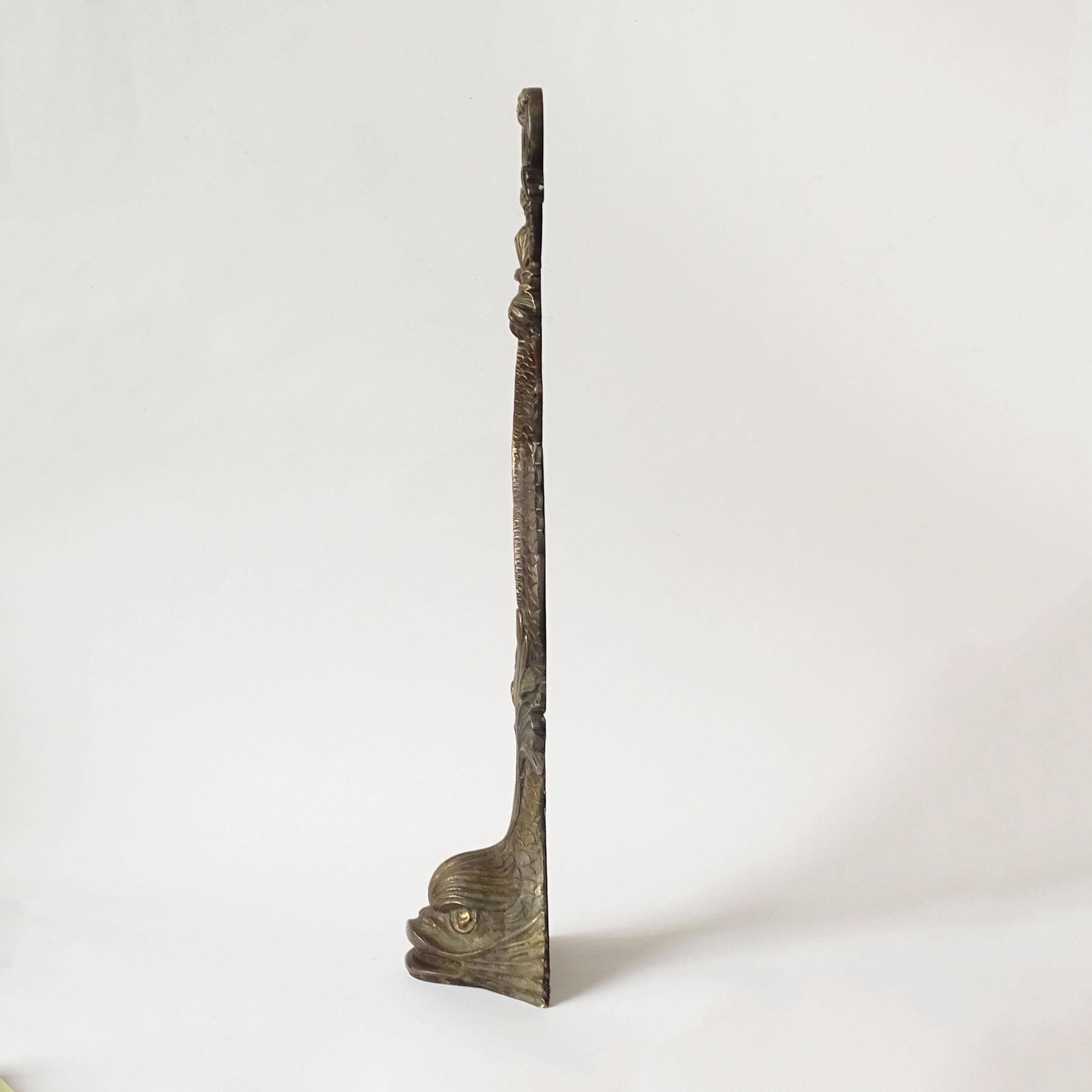 Regency-Türstopper aus Messingguss in Form eines Delphins mit Tragegriff im Zustand „Gut“ im Angebot in Milan, IT