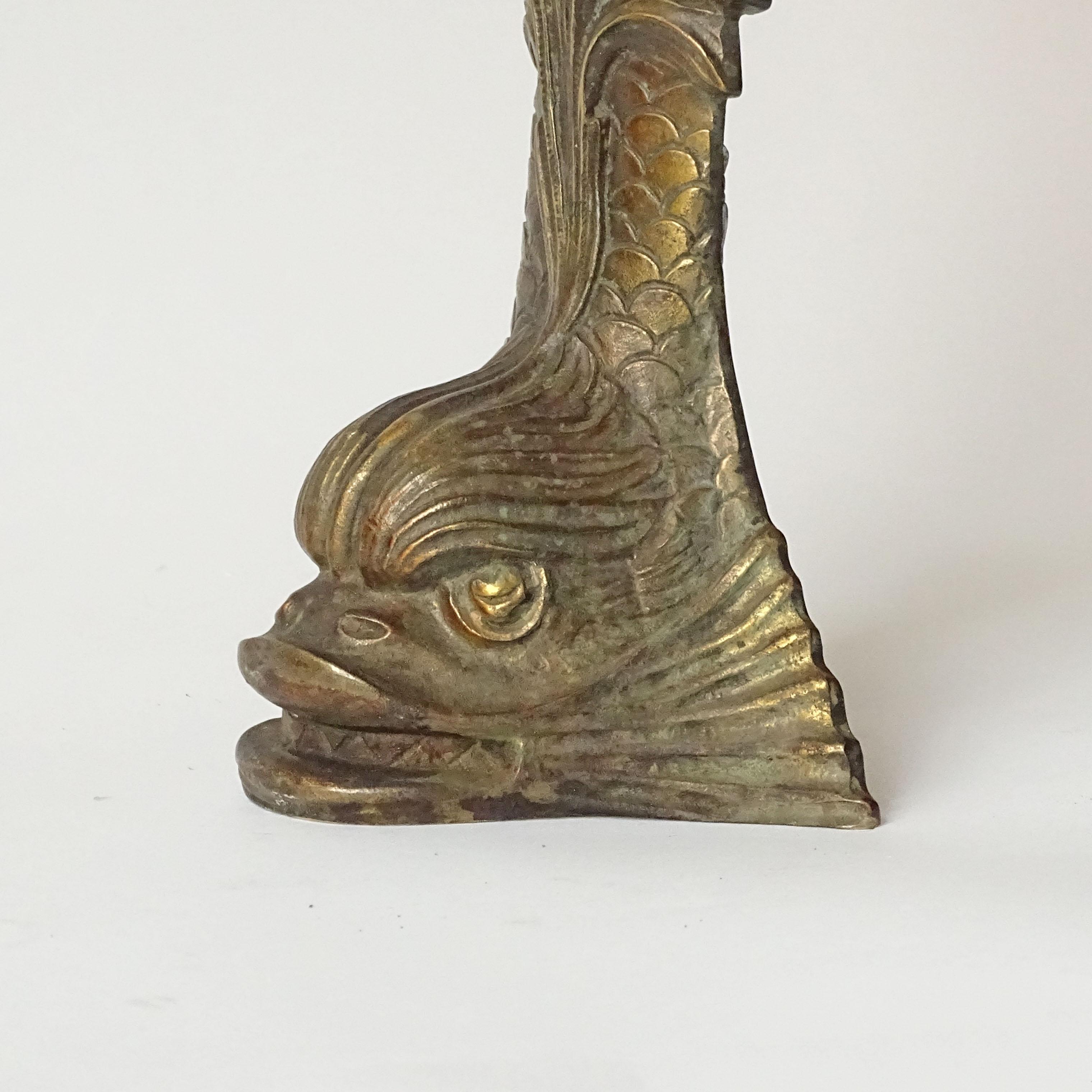 Regency-Türstopper aus Messingguss in Form eines Delphins mit Tragegriff (Frühes 19. Jahrhundert) im Angebot