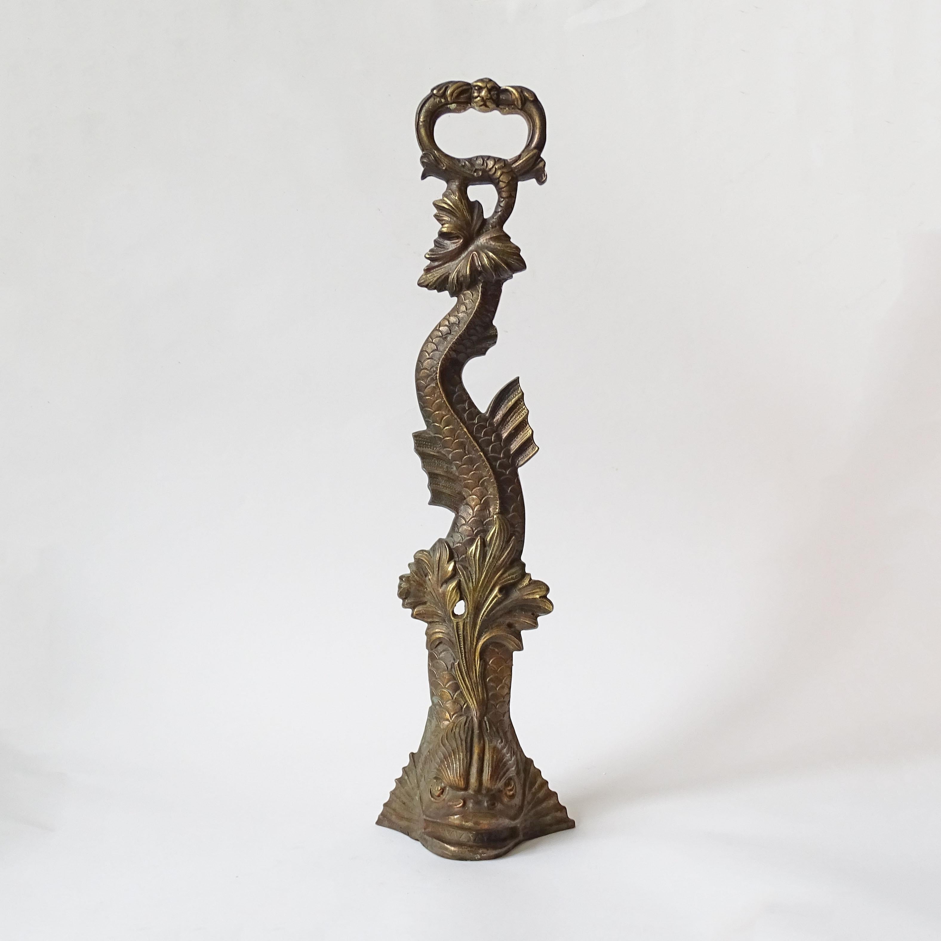 Regency-Türstopper aus Messingguss in Form eines Delphins mit Tragegriff im Angebot 1