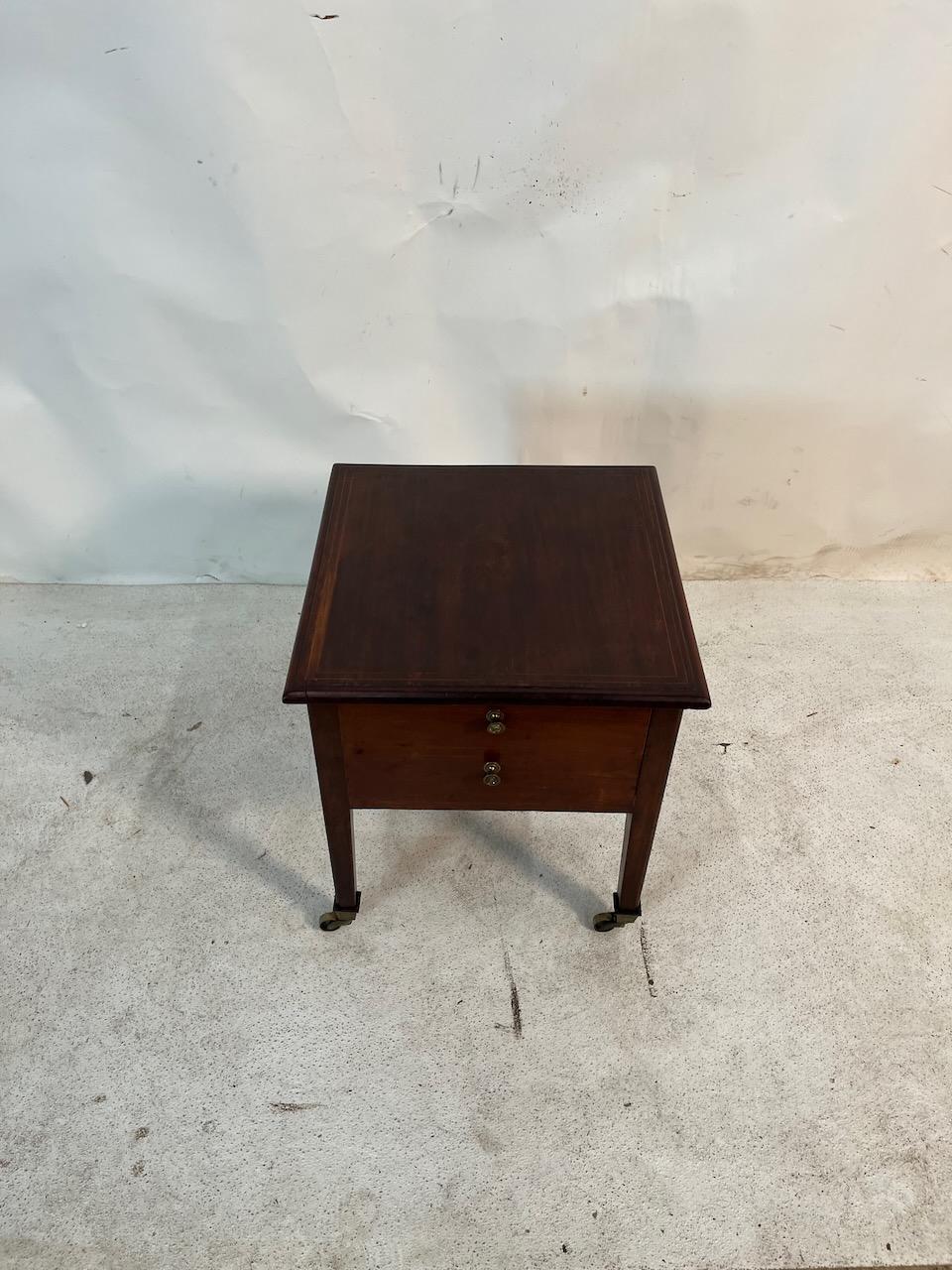 Celleretta Regency su rotelle originali in ottone. Fodera per carta da parati colorata a mano d'epoca.  Mogano con incordatura in bosso.  
