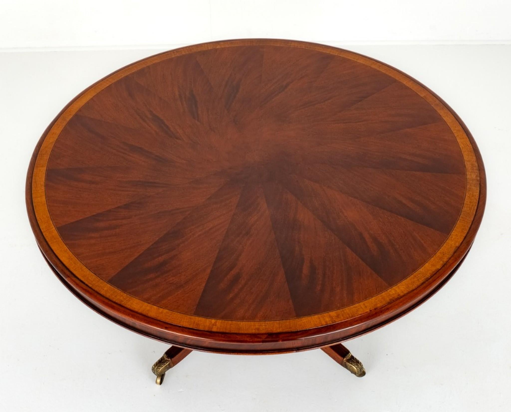 Mahagoni-Mitteltisch im Regency-Stil.
Die Mahagoni-Platte des Tisches hat eine segmentierte Form und ist mit wundervollen Mahagoni-Hölzern, Satinholz-Querbändern und Intarsien aus Ebenholz und Buchsbaum ausgestattet.
CIRCA 1900
Die Basis des Tisches
