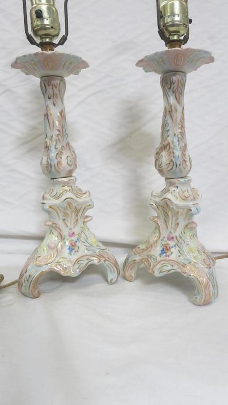 Lampe de table florale en céramique de style Capo Di Monte. Des bords en éventail comme des pétales. Rouleaux peints en or.
