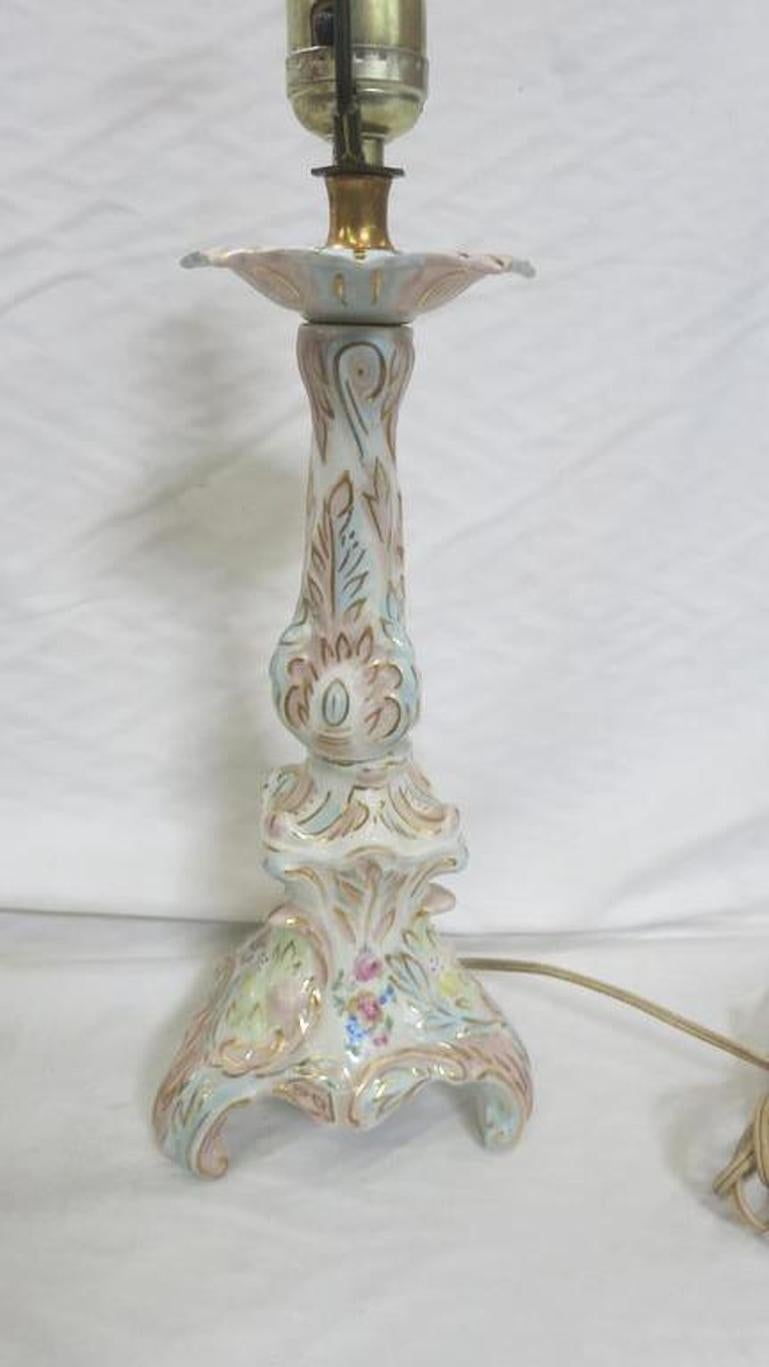 Inconnu Lampe florale de style Capo Di Monte en céramique Regency en vente