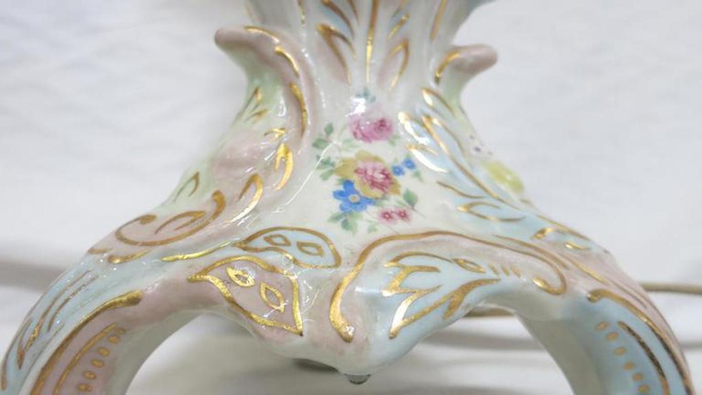 20ième siècle Lampe florale de style Capo Di Monte en céramique Regency en vente