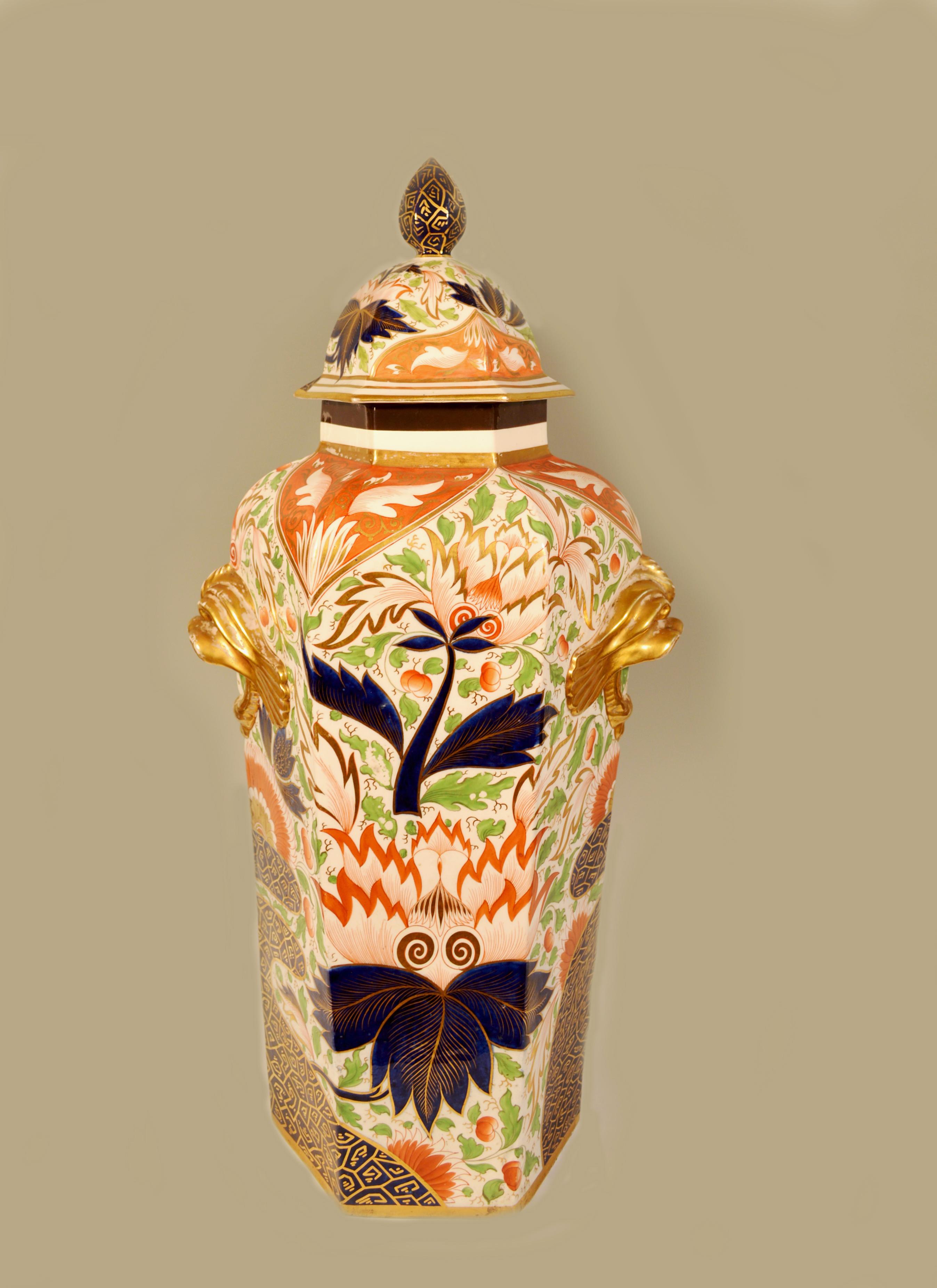 Regency Chamberlain Worcester Hexagonal Porcelain Imari large vase,
Finger & Thumb Design,
circa 1800-1820.

The large Chamberlain's Worcester porcelain covered vase or jar and cover has a hexagonal-shape and is fully covered with a Japan